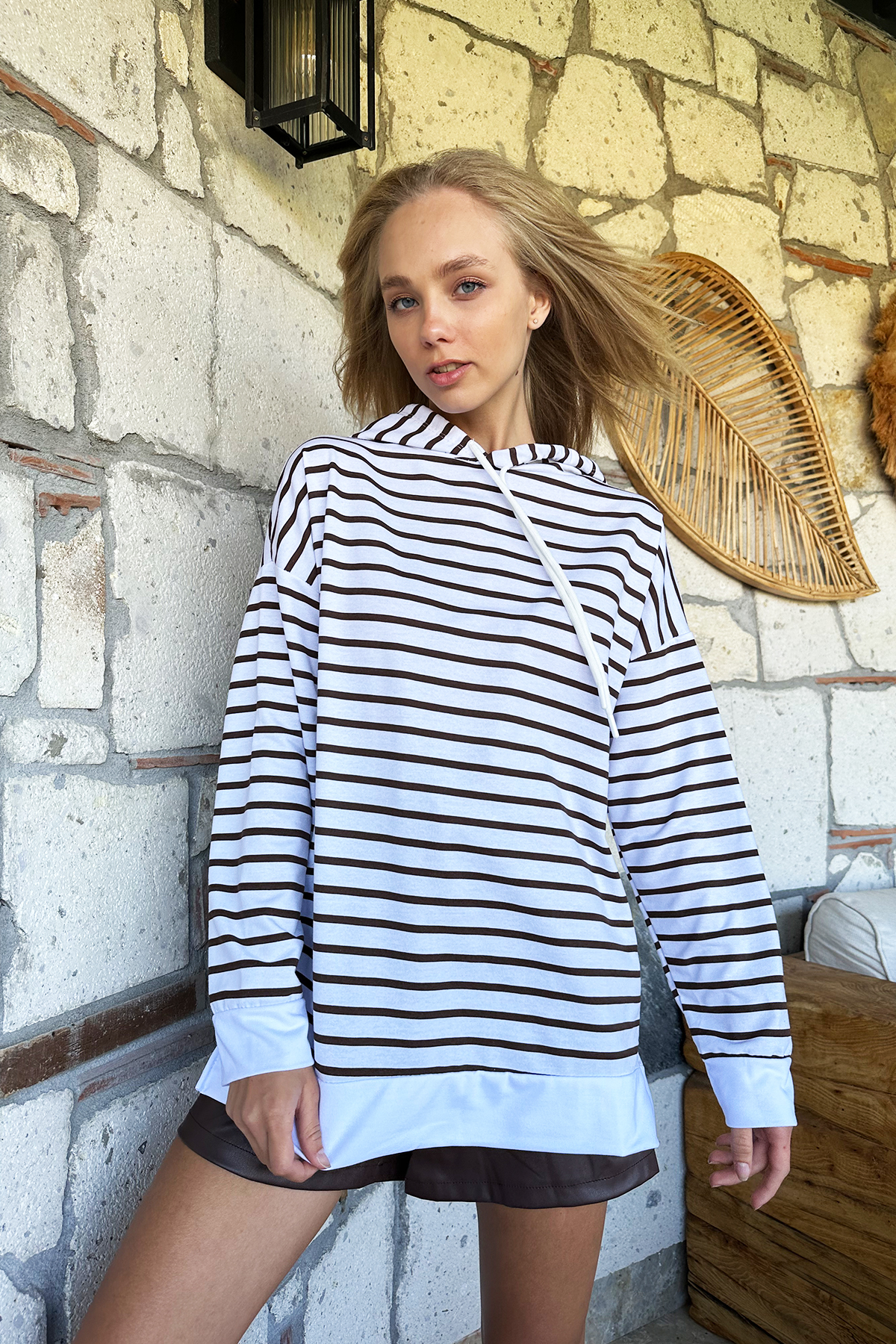 Kapüşonlu Çizgi Desenli Yanı Yırtmaçlı Mevsimlik Oversize Sweatshirt - Kahve