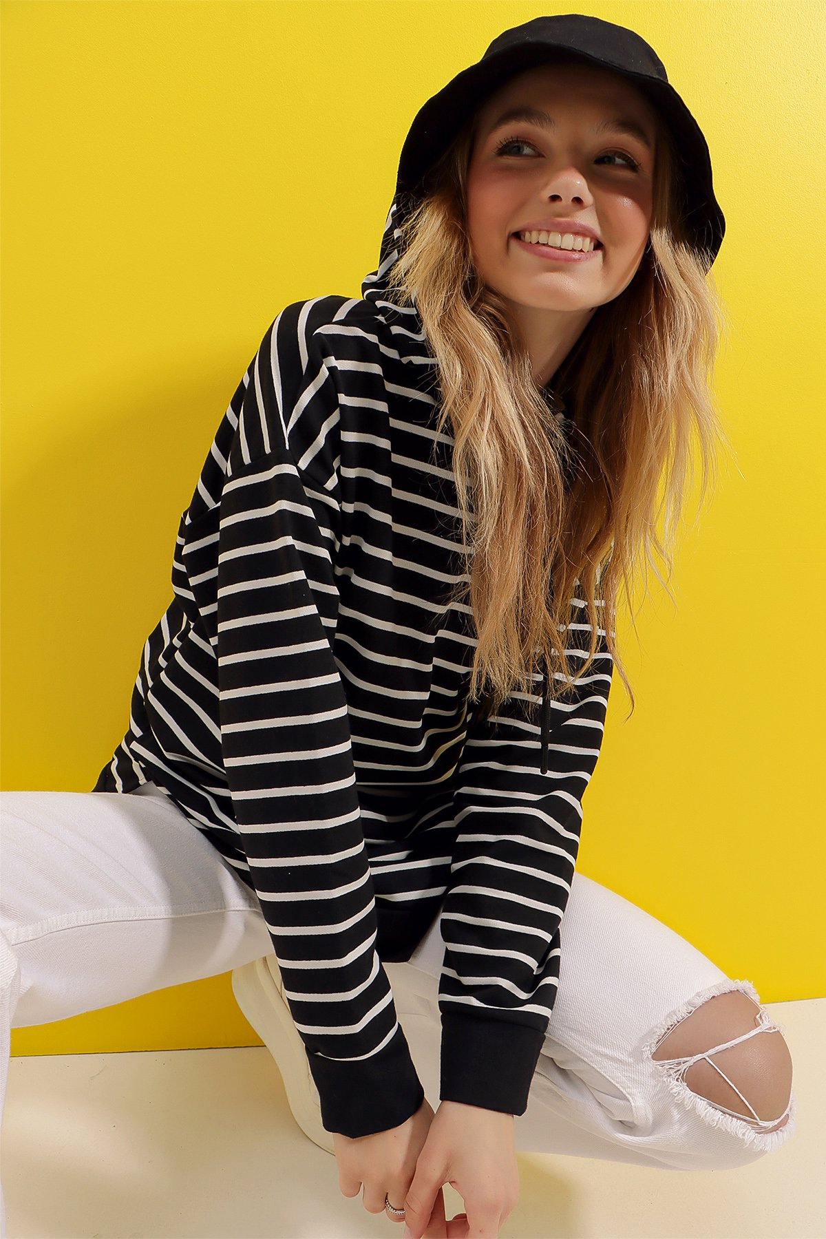 Kapüşonlu Çizgi Desenli Yanı Yırtmaçlı Mevsimlik Oversize Sweatshirt - Siyah