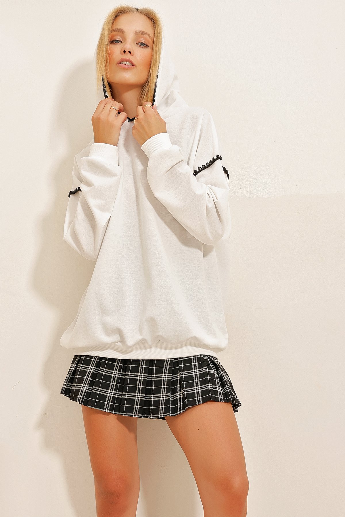 Kapüşonlu Çoban Dikişli Oversize Sweatshirt - Beyaz