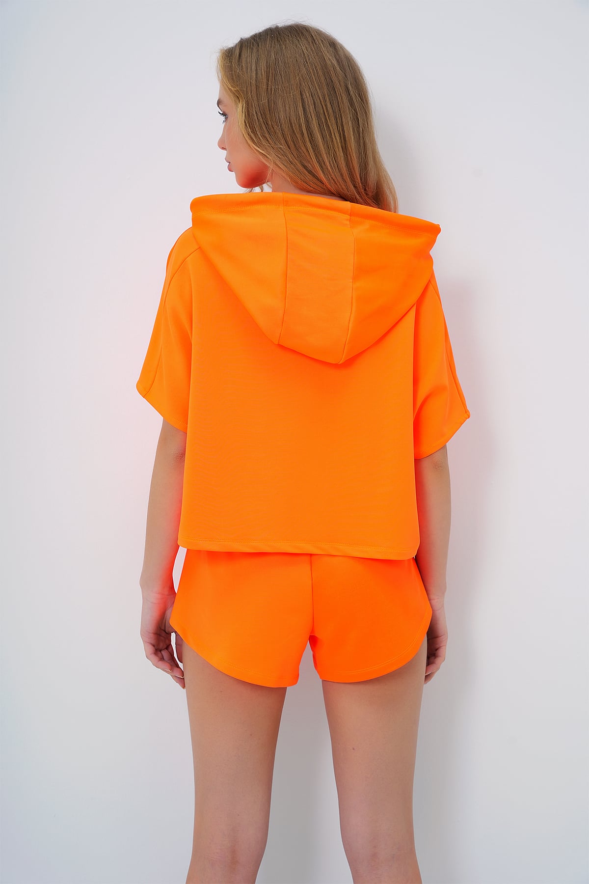 Kapüşonlu Crop Sweatshirt Ve Şortlu Takım - TURUNCU