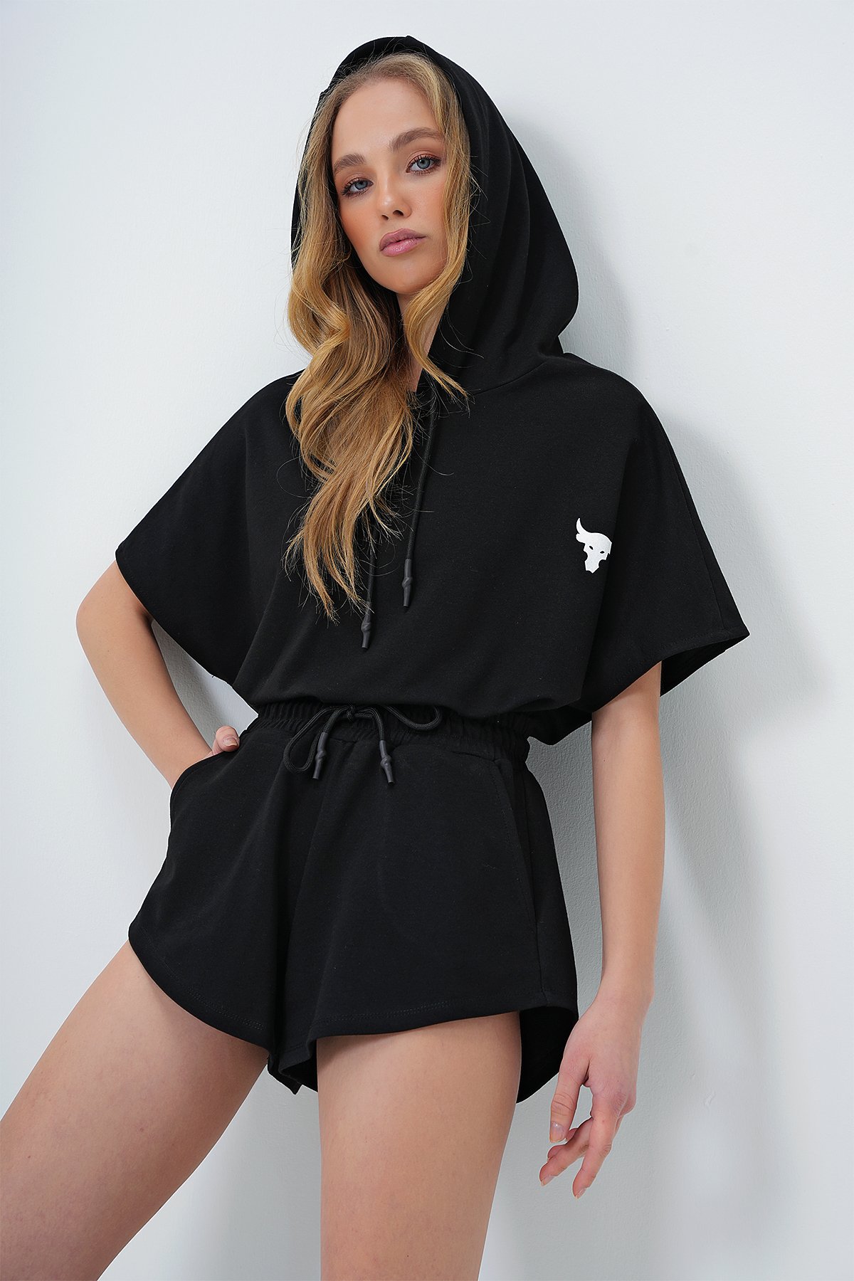 Kapüşonlu Crop Sweatshirt Ve Şortlu Takım - SİYAH