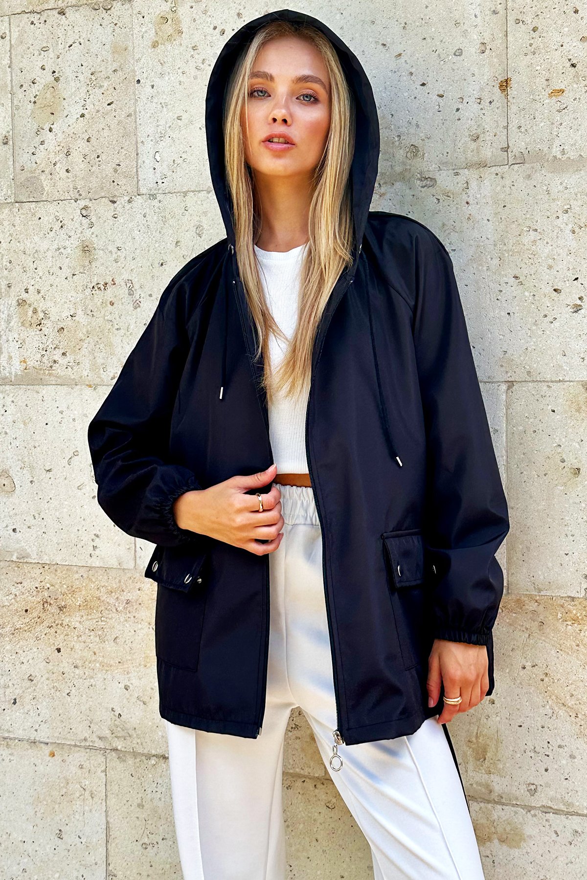 Kapüşonlu Fermuarlı Çift Cepli Yağmurluk Ceket - Siyah