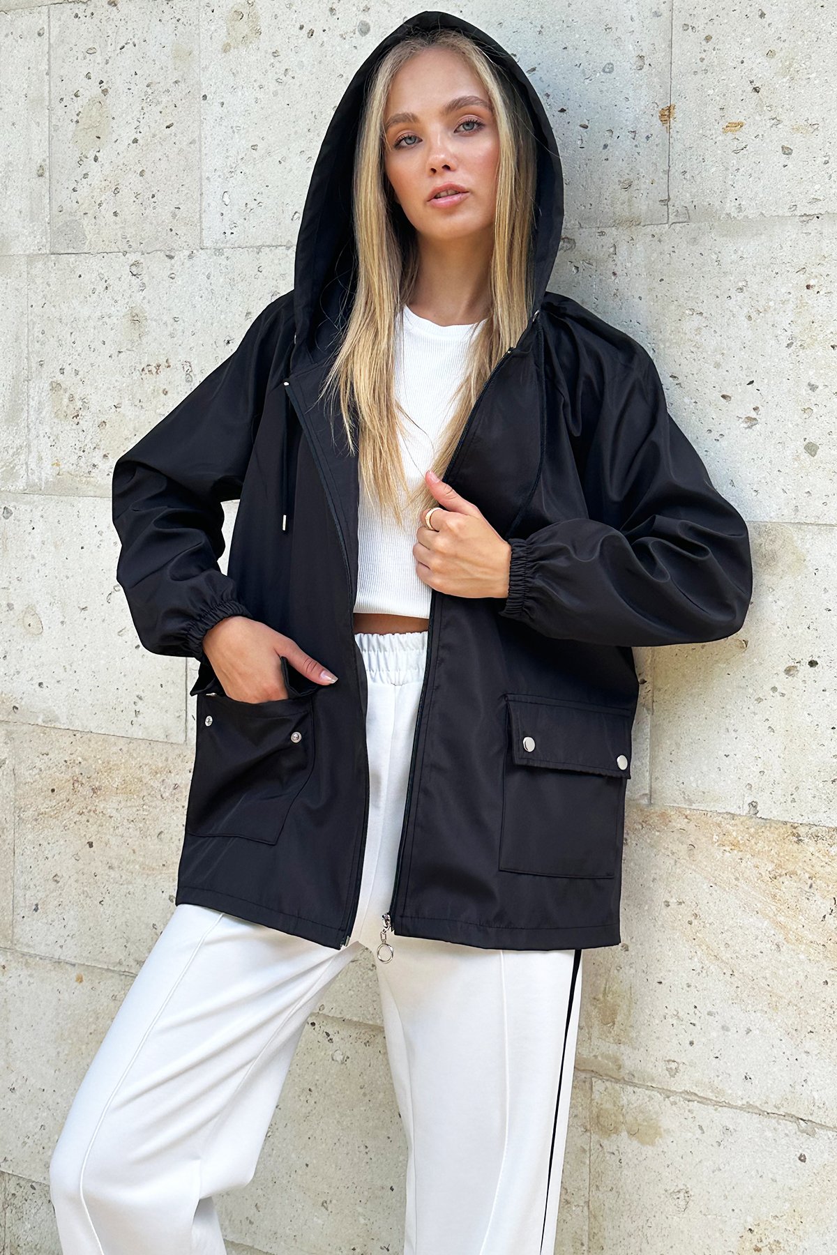 Kapüşonlu Fermuarlı Çift Cepli Yağmurluk Ceket - Siyah