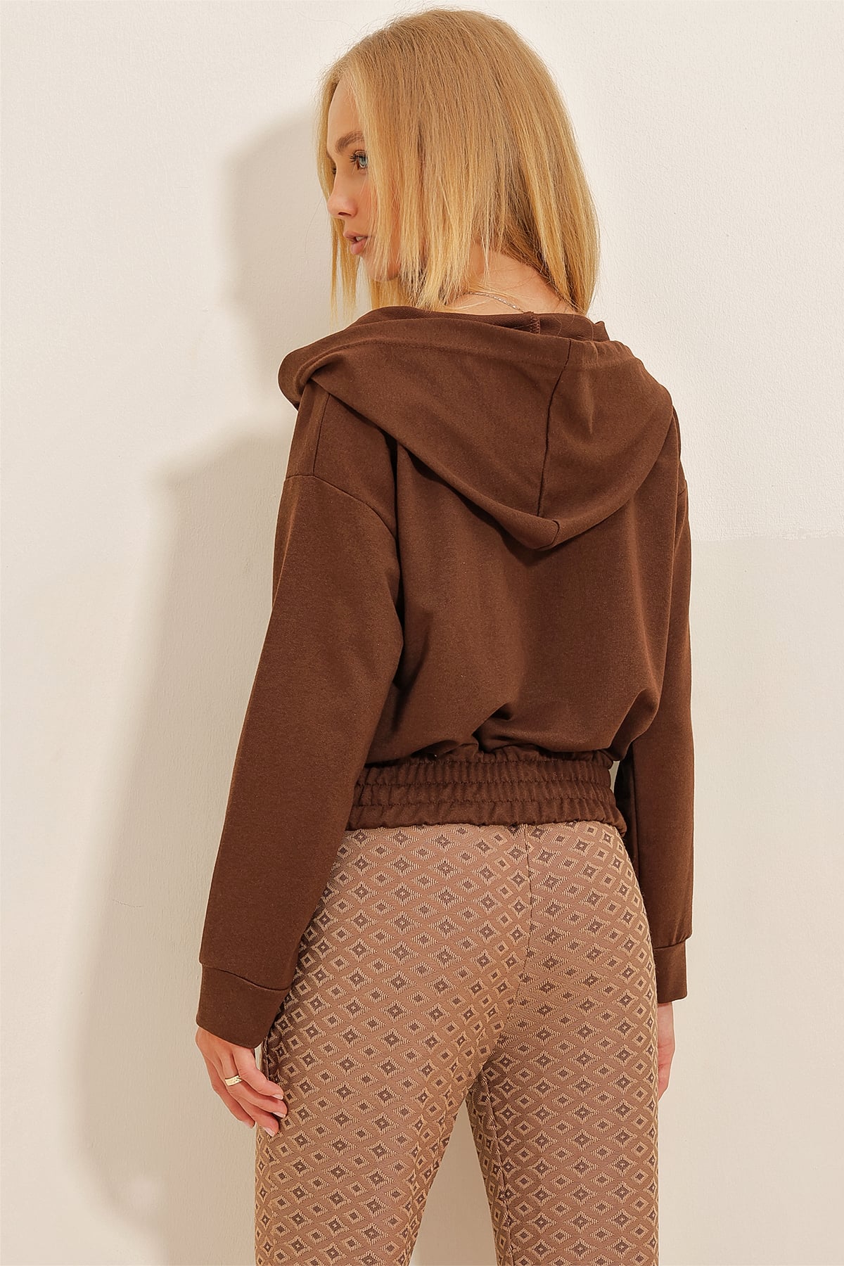 Kapüşonlu Fermuarlı Crop Sweatshirt - Kahverengi