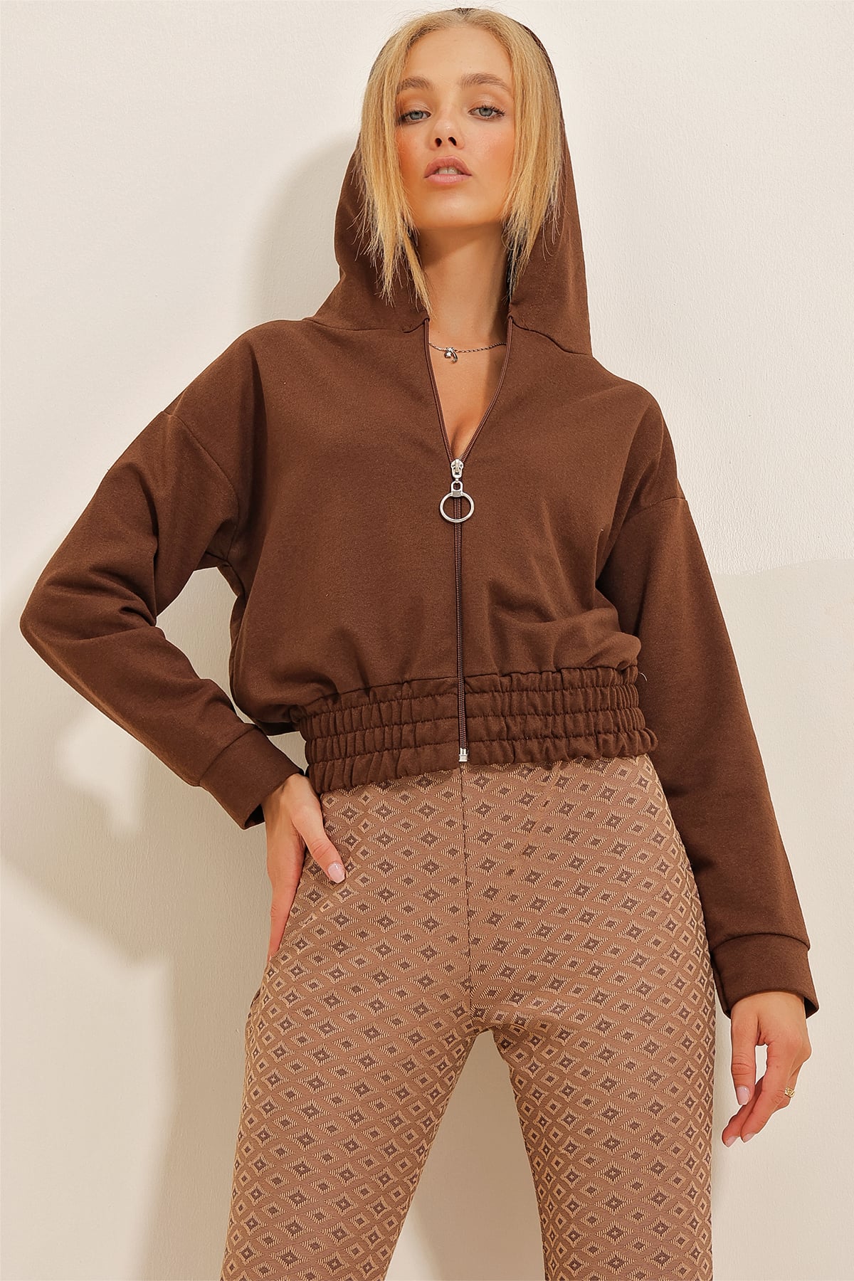 Kapüşonlu Fermuarlı Crop Sweatshirt - Kahverengi