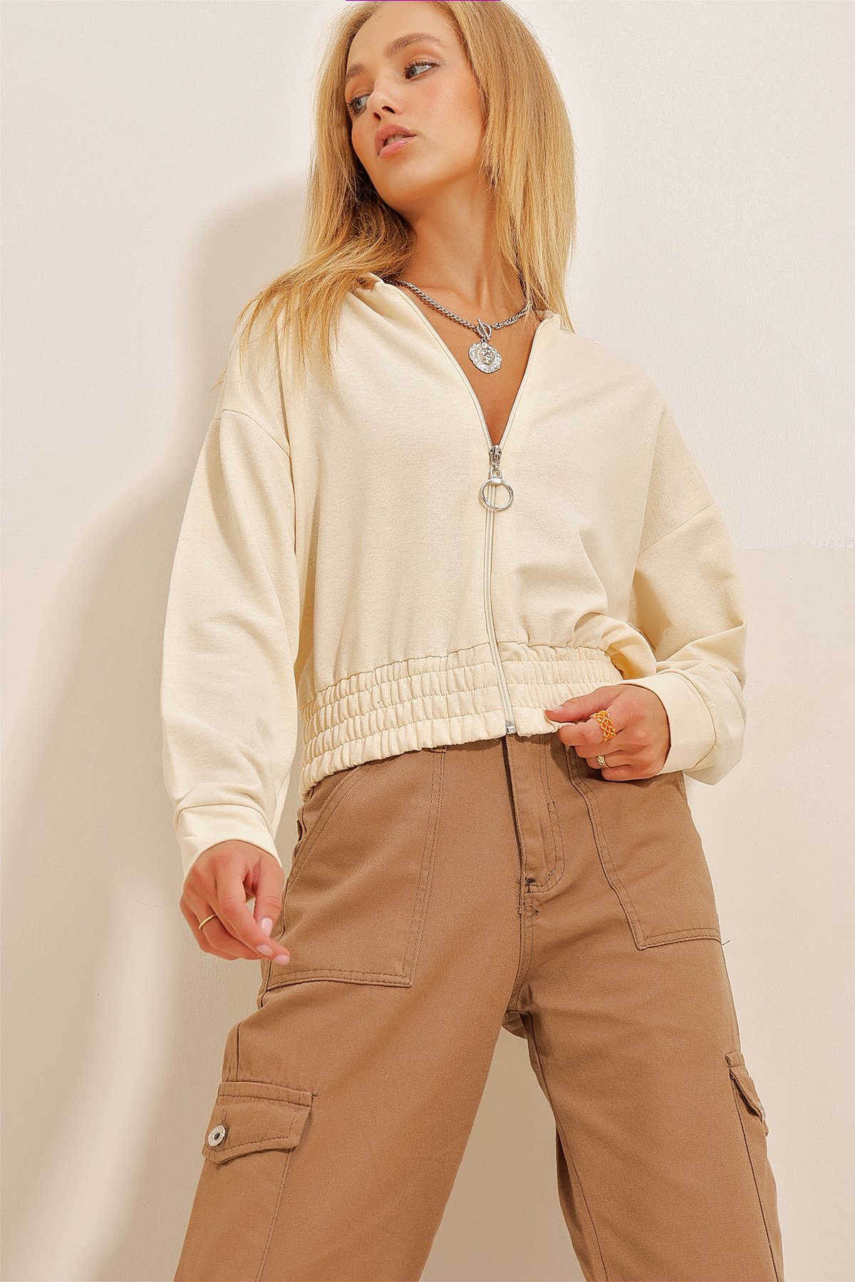 Kapüşonlu Fermuarlı Crop Sweatshirt - Krem