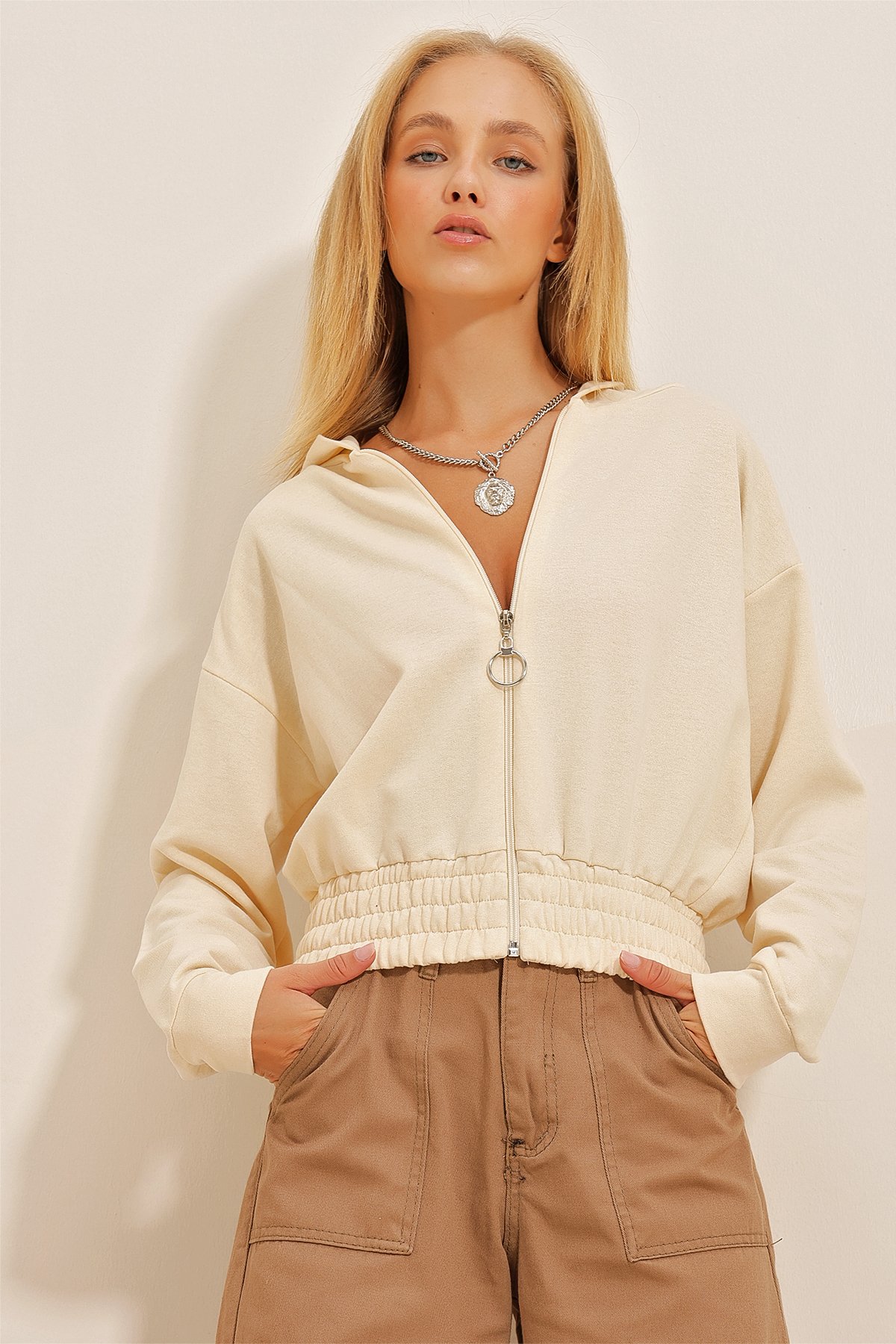 Kapüşonlu Fermuarlı Crop Sweatshirt - Krem