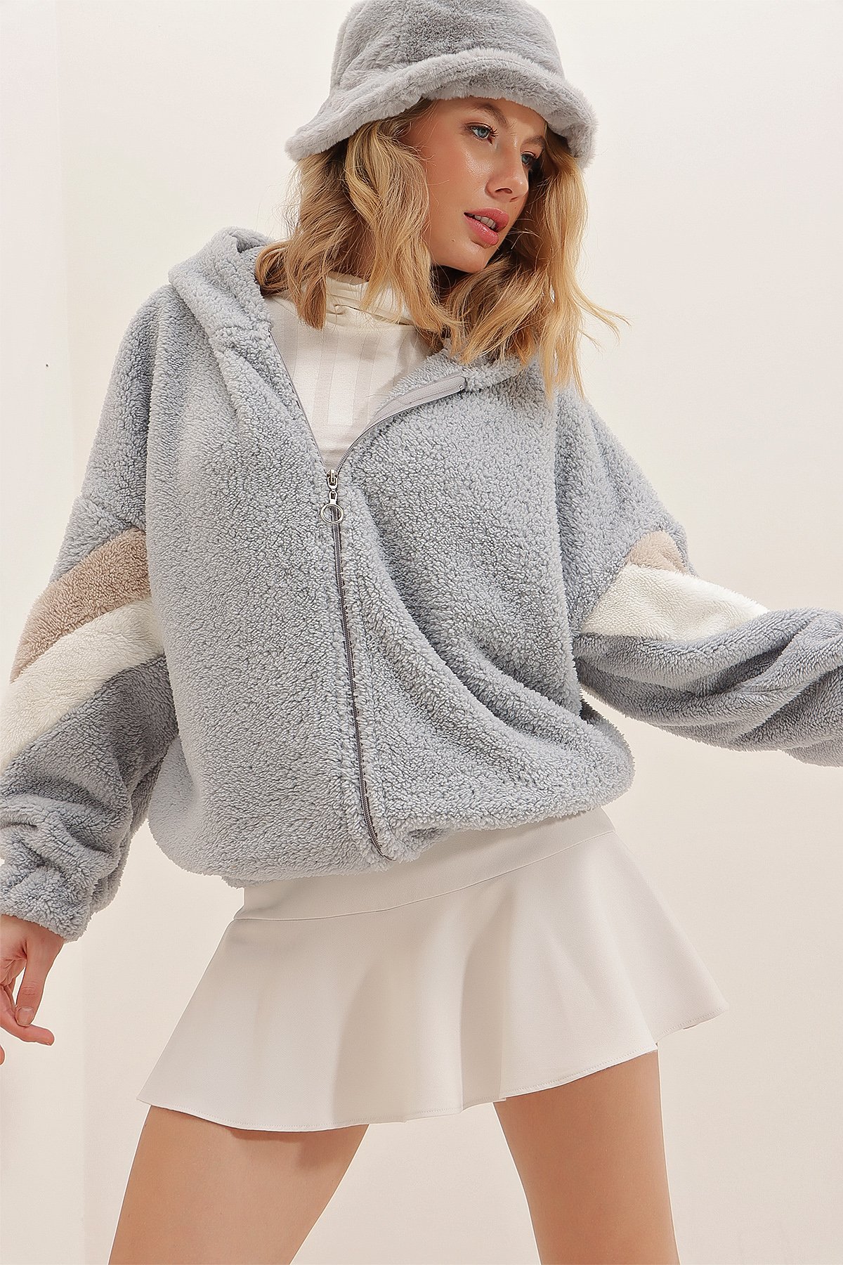 Kapüşonlu Fermuarlı Kolları Renk Bloklu Oversize Peluş Sweatshirt - Gri