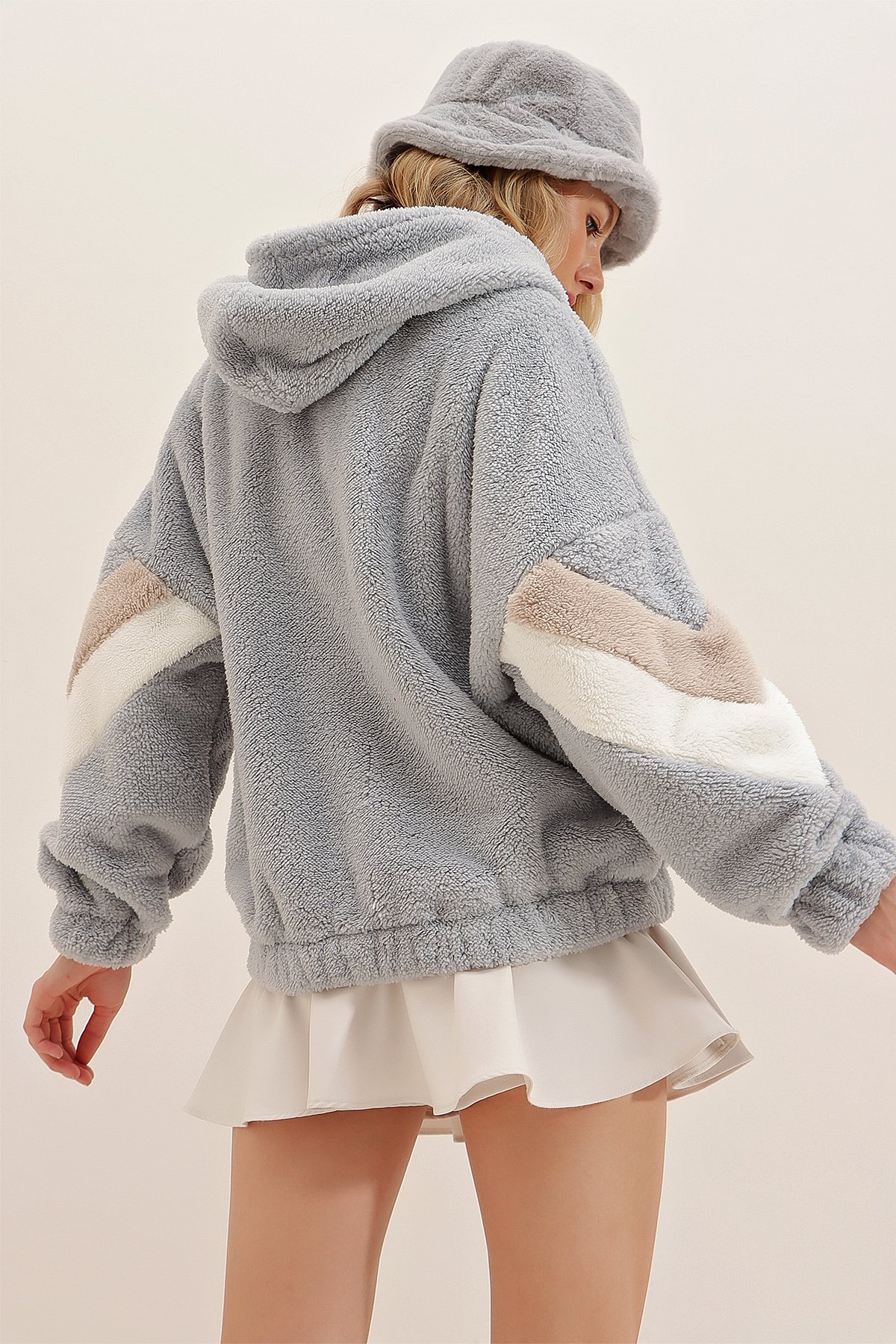 Kapüşonlu Fermuarlı Kolları Renk Bloklu Oversize Peluş Sweatshirt - Gri