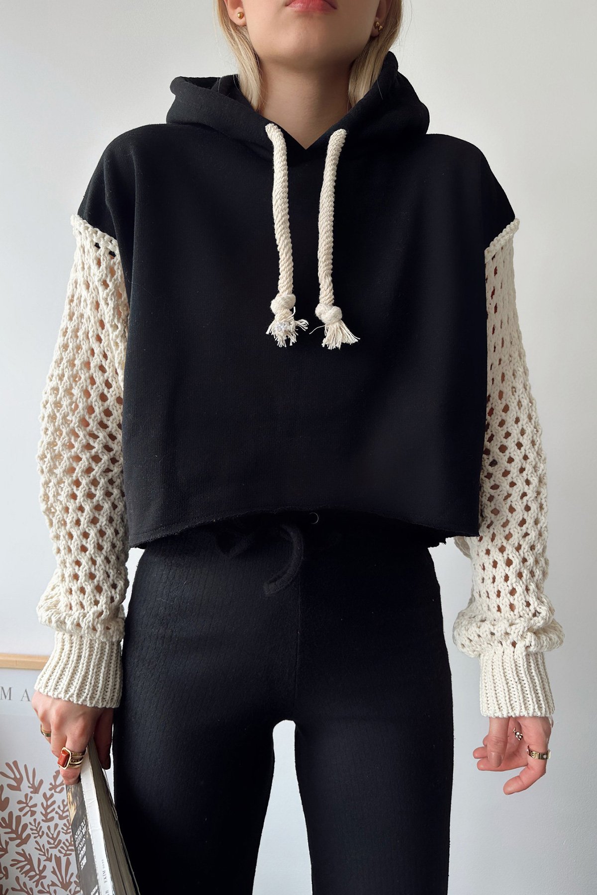 Kapüşonlu File Örgü Kol Bağcıklı Crop Sweatshirt - SİYAH