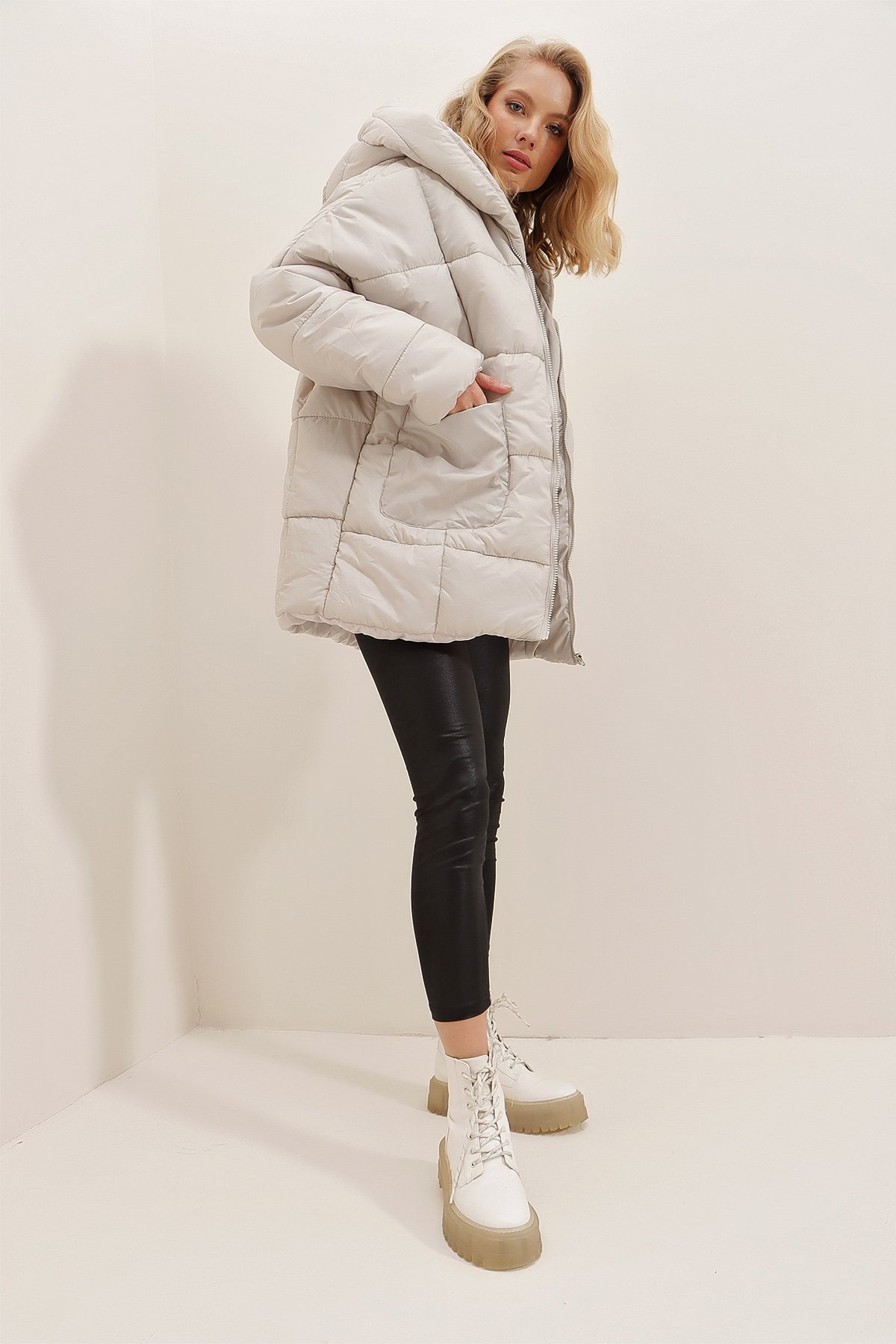 Kapüşonlu Fleto Cepli Puffer Fashion Oversize Şişme Mont - TAŞ
