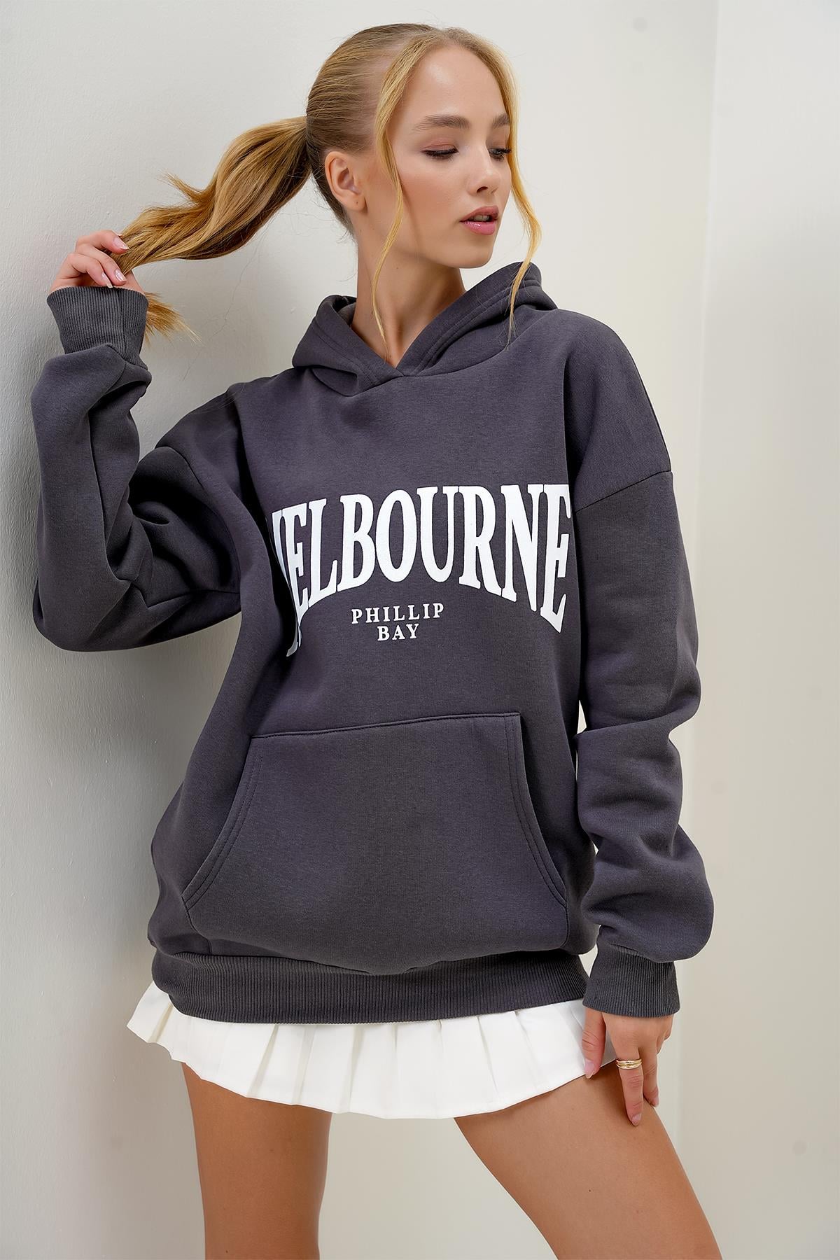 KAPÜŞONLU KANGRU CEPLİ ÖNÜ YAZI BASKILI ÜÇ İPLİK ŞARDONLU SWEATSHIRT - Antrasit