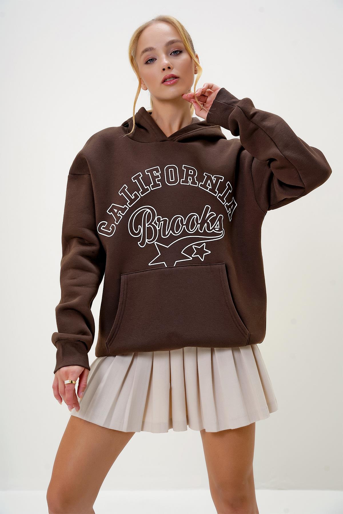 KAPÜŞONLU KANGRU CEPLİ ÖNÜ YAZI BASKILI ÜÇ İPLİK ŞARDONLU SWEATSHIRT - Kahverengi