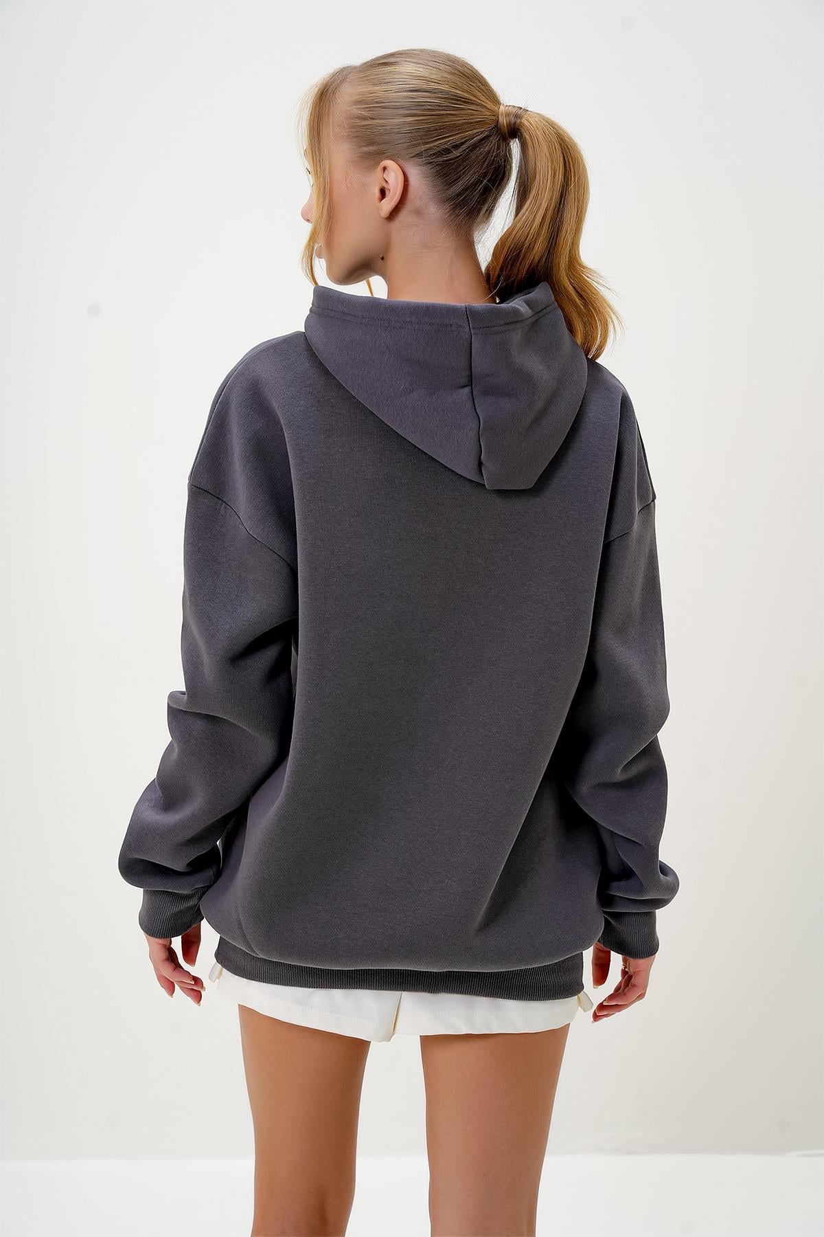KAPÜŞONLU KANGRU CEPLİ ÖNÜ YAZI BASKILI ÜÇ İPLİK ŞARDONLU SWEATSHIRT - Antrasit