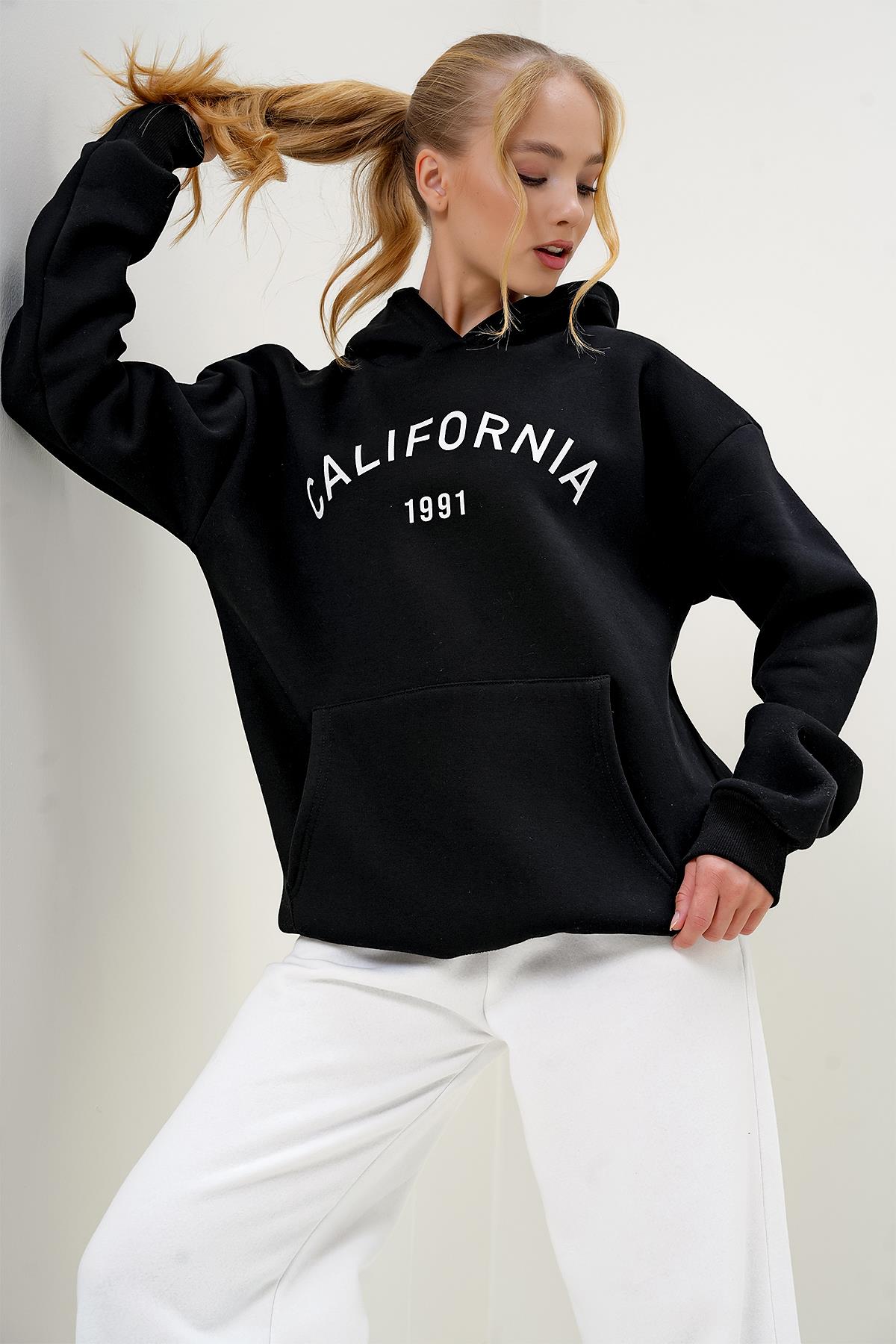 KAPÜŞONLU KANGRU CEPLİ ÖNÜ YAZI BASKILI ÜÇ İPLİK ŞARDONLU SWEATSHIRT - Siyah