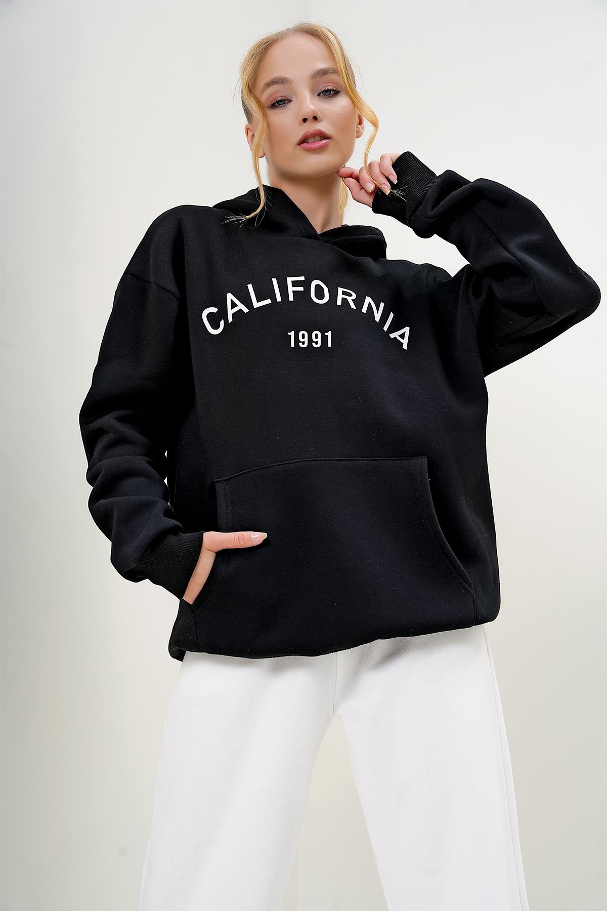 KAPÜŞONLU KANGRU CEPLİ ÖNÜ YAZI BASKILI ÜÇ İPLİK ŞARDONLU SWEATSHIRT - Siyah