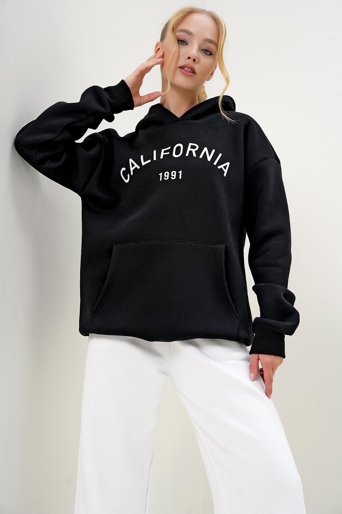 KAPÜŞONLU KANGRU CEPLİ ÖNÜ YAZI BASKILI ÜÇ İPLİK ŞARDONLU SWEATSHIRT - Siyah
