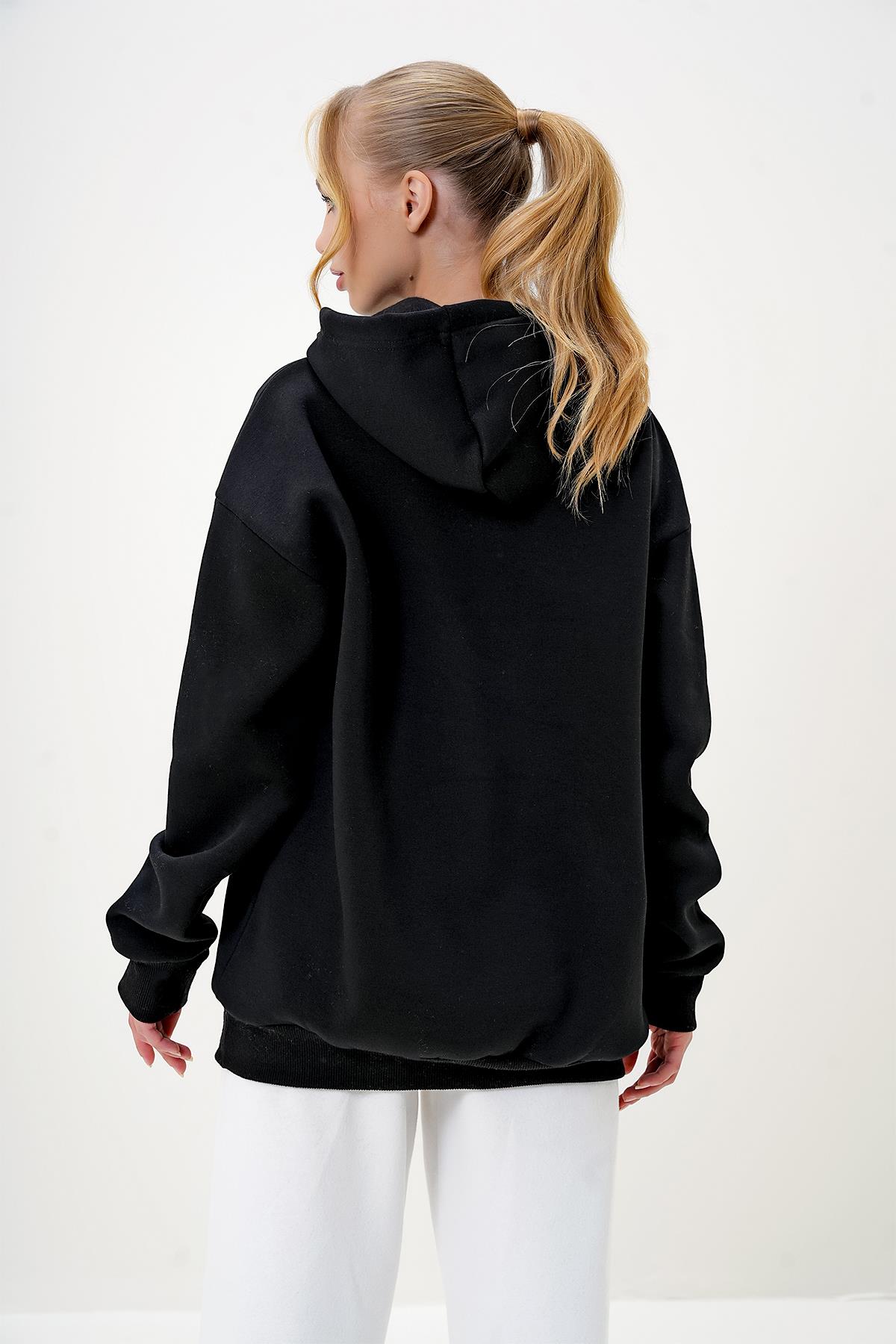 KAPÜŞONLU KANGRU CEPLİ ÖNÜ YAZI BASKILI ÜÇ İPLİK ŞARDONLU SWEATSHIRT - Siyah