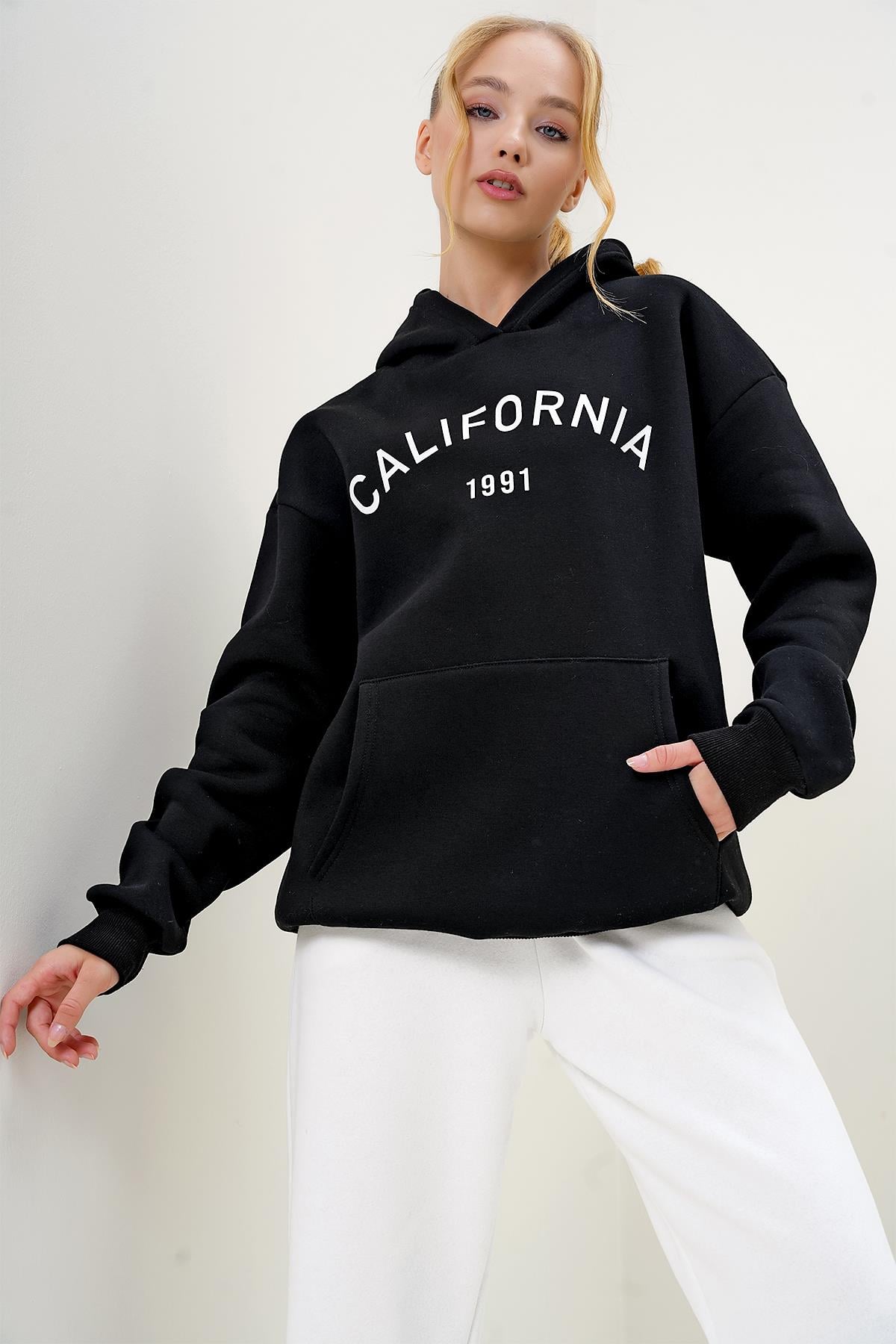 KAPÜŞONLU KANGRU CEPLİ ÖNÜ YAZI BASKILI ÜÇ İPLİK ŞARDONLU SWEATSHIRT - Siyah