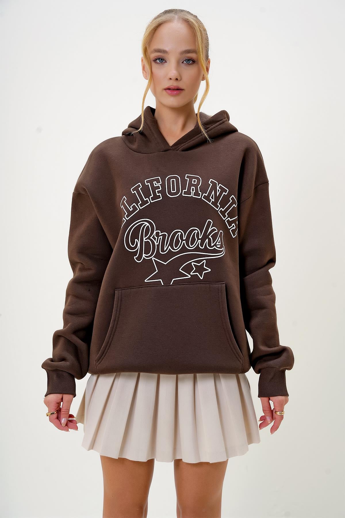 KAPÜŞONLU KANGRU CEPLİ ÖNÜ YAZI BASKILI ÜÇ İPLİK ŞARDONLU SWEATSHIRT - Kahverengi