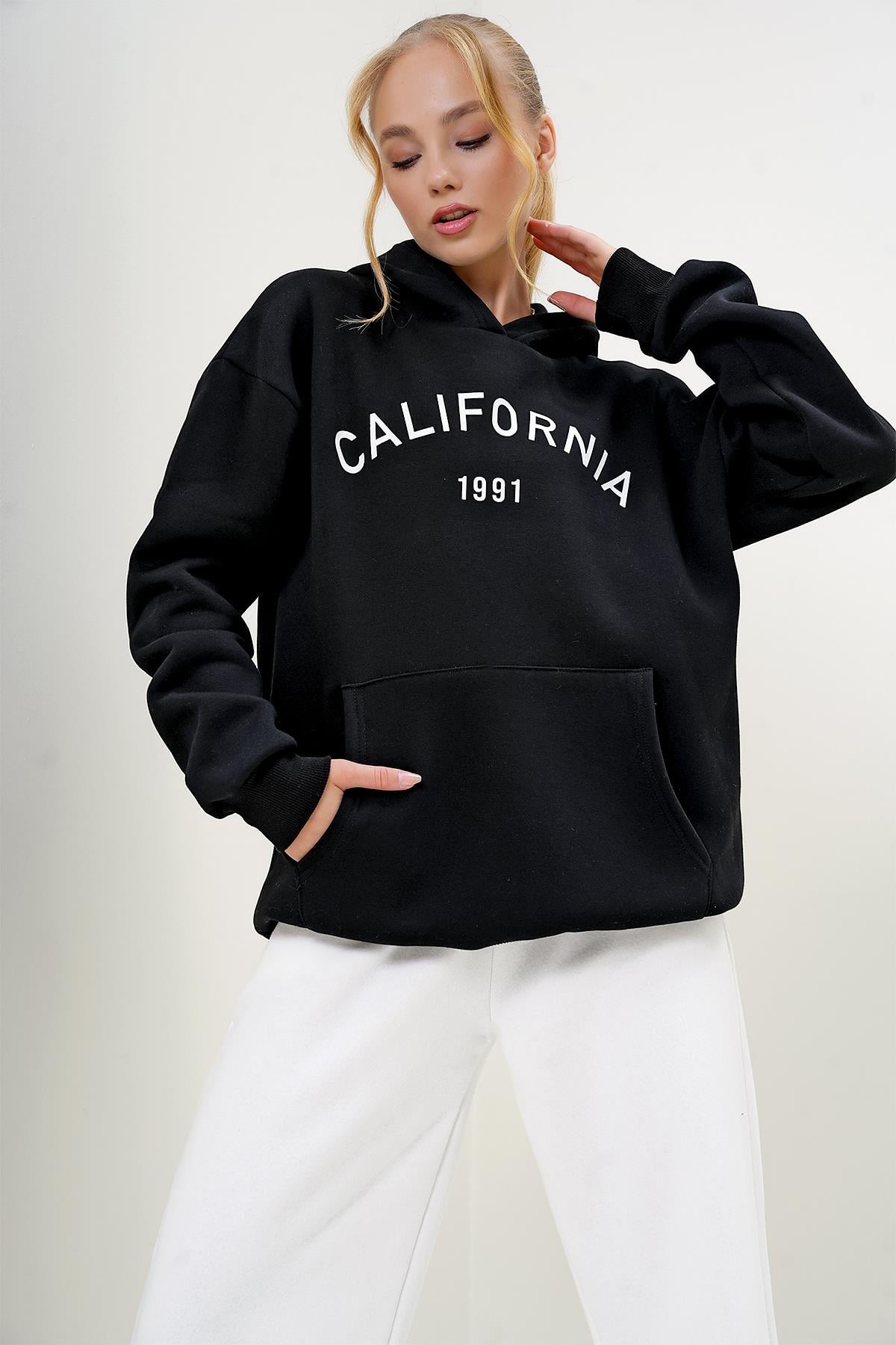 KAPÜŞONLU KANGRU CEPLİ ÖNÜ YAZI BASKILI ÜÇ İPLİK ŞARDONLU SWEATSHIRT - Siyah
