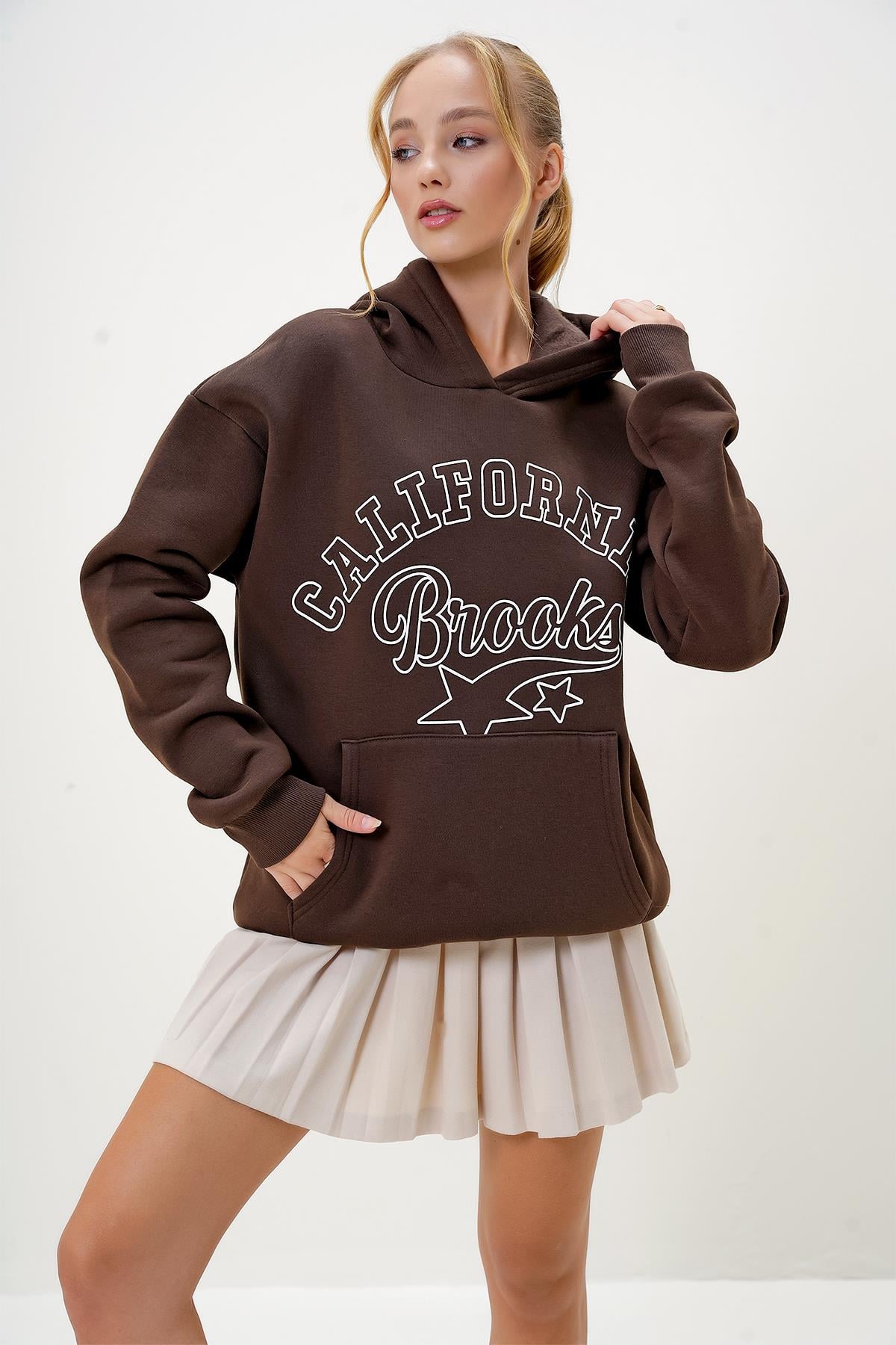 KAPÜŞONLU KANGRU CEPLİ ÖNÜ YAZI BASKILI ÜÇ İPLİK ŞARDONLU SWEATSHIRT - Kahverengi