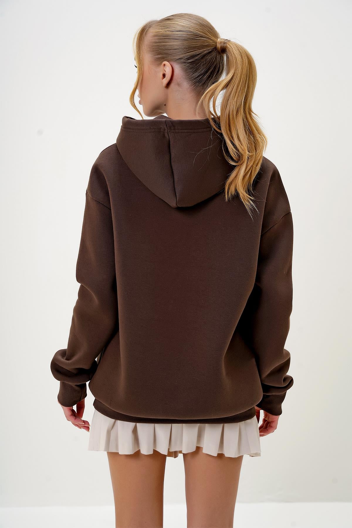 KAPÜŞONLU KANGRU CEPLİ ÖNÜ YAZI BASKILI ÜÇ İPLİK ŞARDONLU SWEATSHIRT - Kahverengi