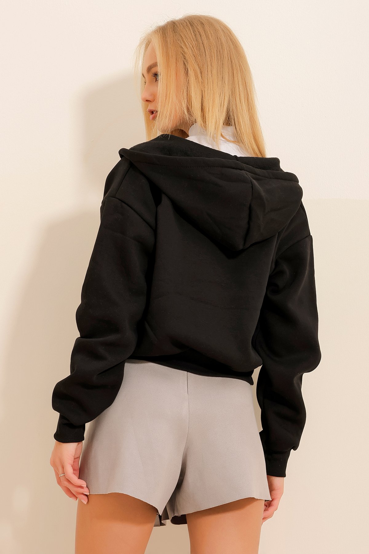 Kapüşonlu Kanguru Cepli 3 İplik İçi Şardonlu Crop Sweatshirt - Siyah