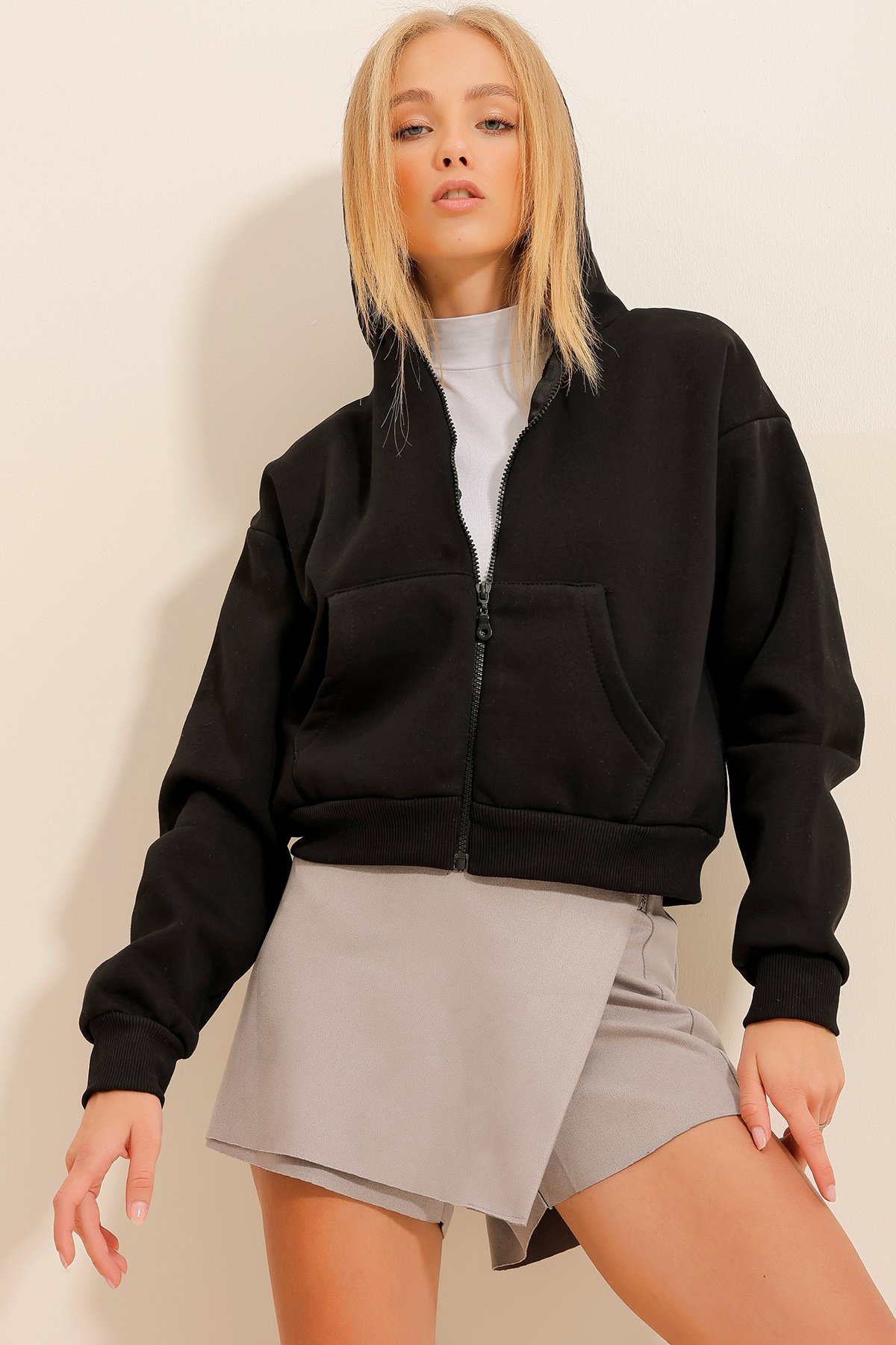 Kapüşonlu Kanguru Cepli 3 İplik İçi Şardonlu Crop Sweatshirt - Siyah