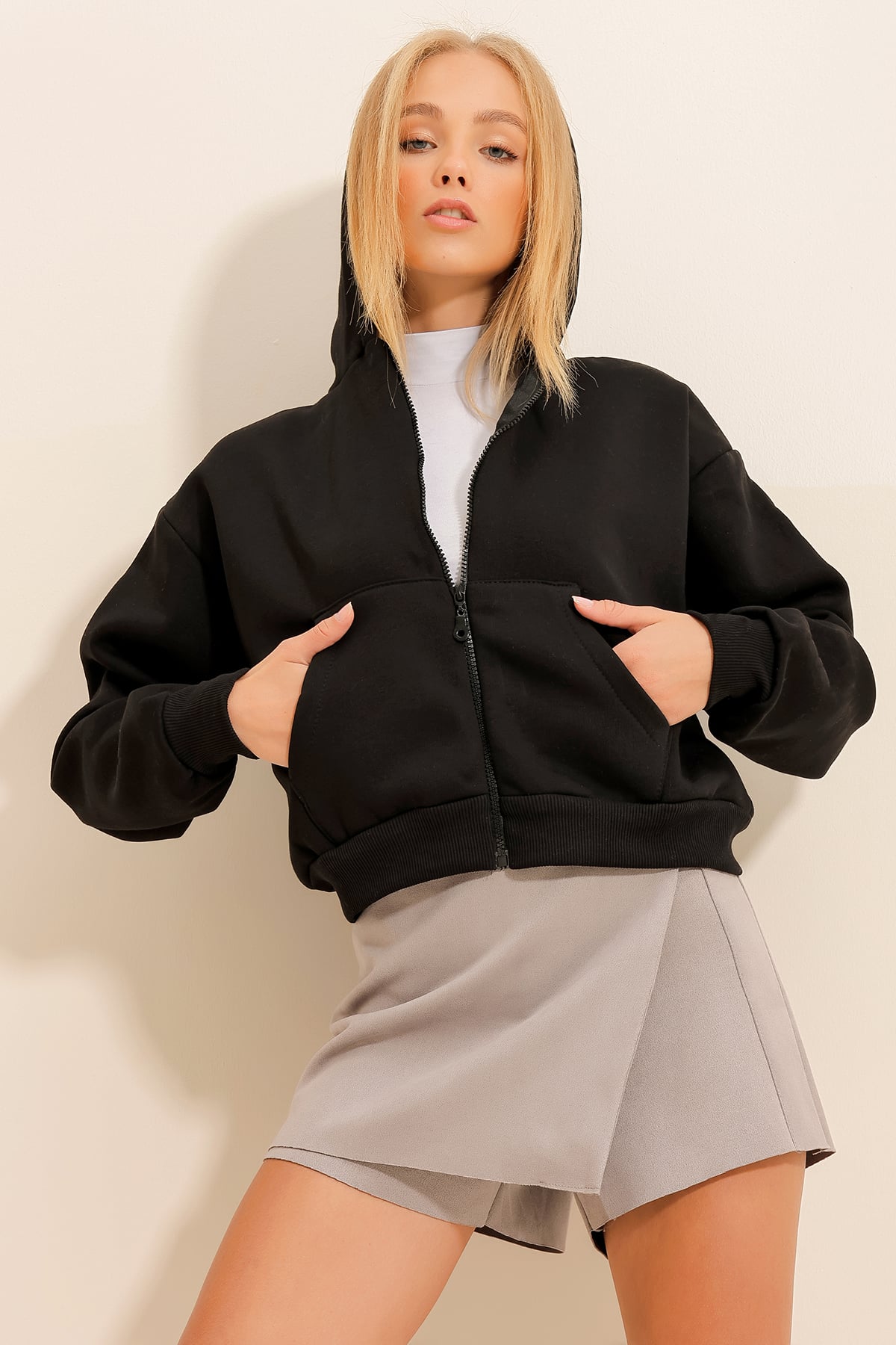 Kapüşonlu Kanguru Cepli 3 İplik İçi Şardonlu Crop Sweatshirt - Siyah