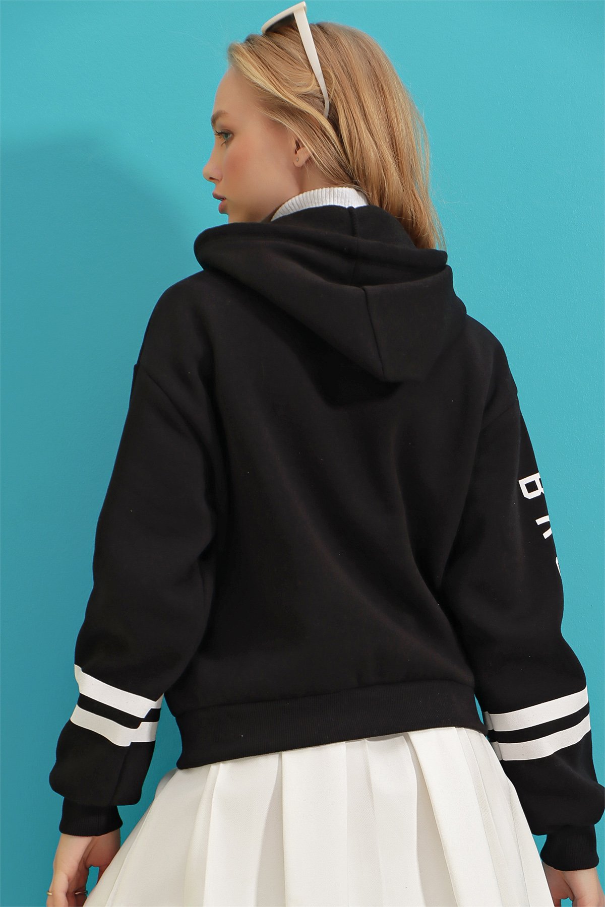 Kapüşonlu Kanguru Cepli İçi Önü Ve Kolları Baskılı Şardonlu Sweatshirt - Siyah
