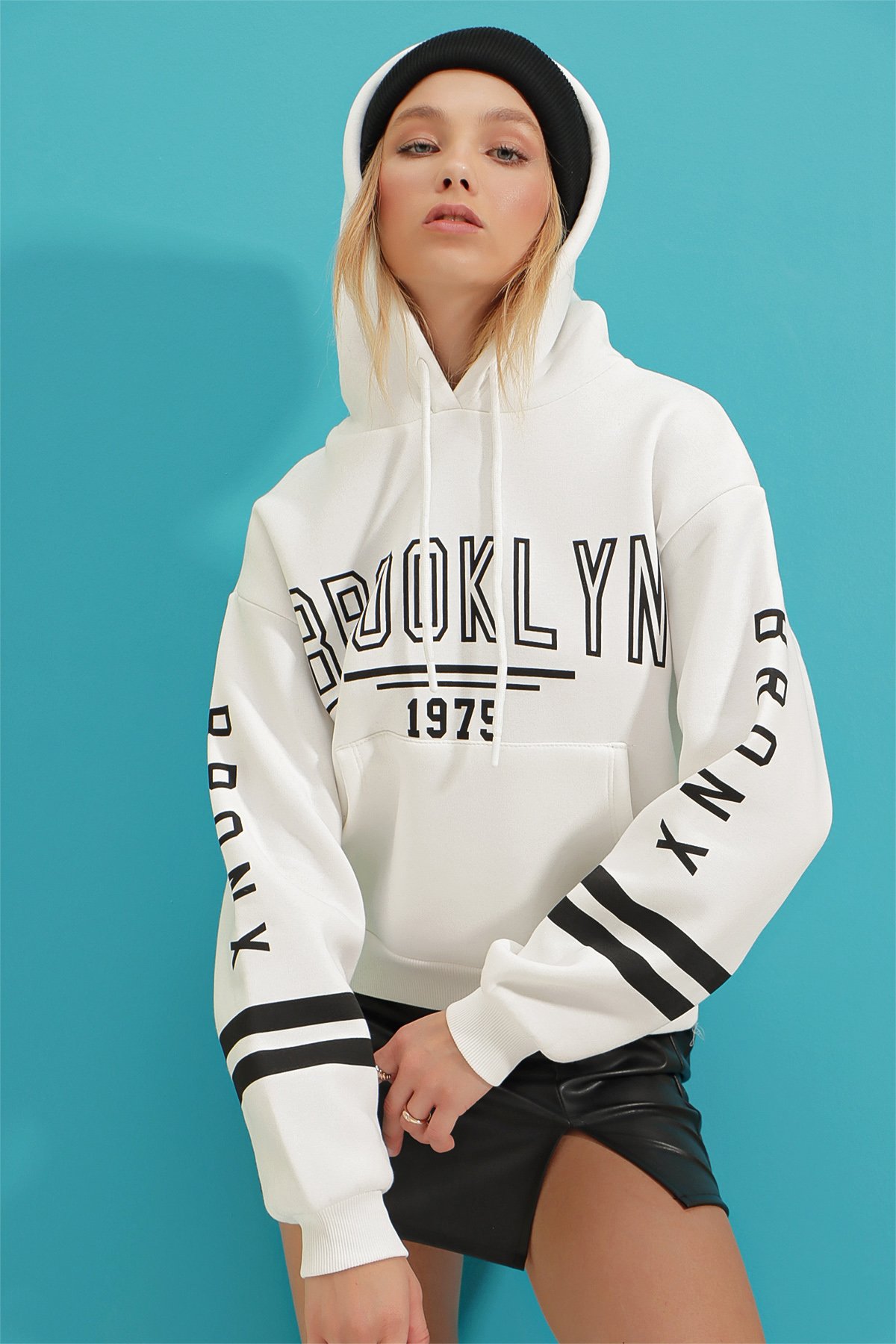 Kapüşonlu Kanguru Cepli İçi Önü Ve Kolları Baskılı Şardonlu Sweatshirt - Beyaz