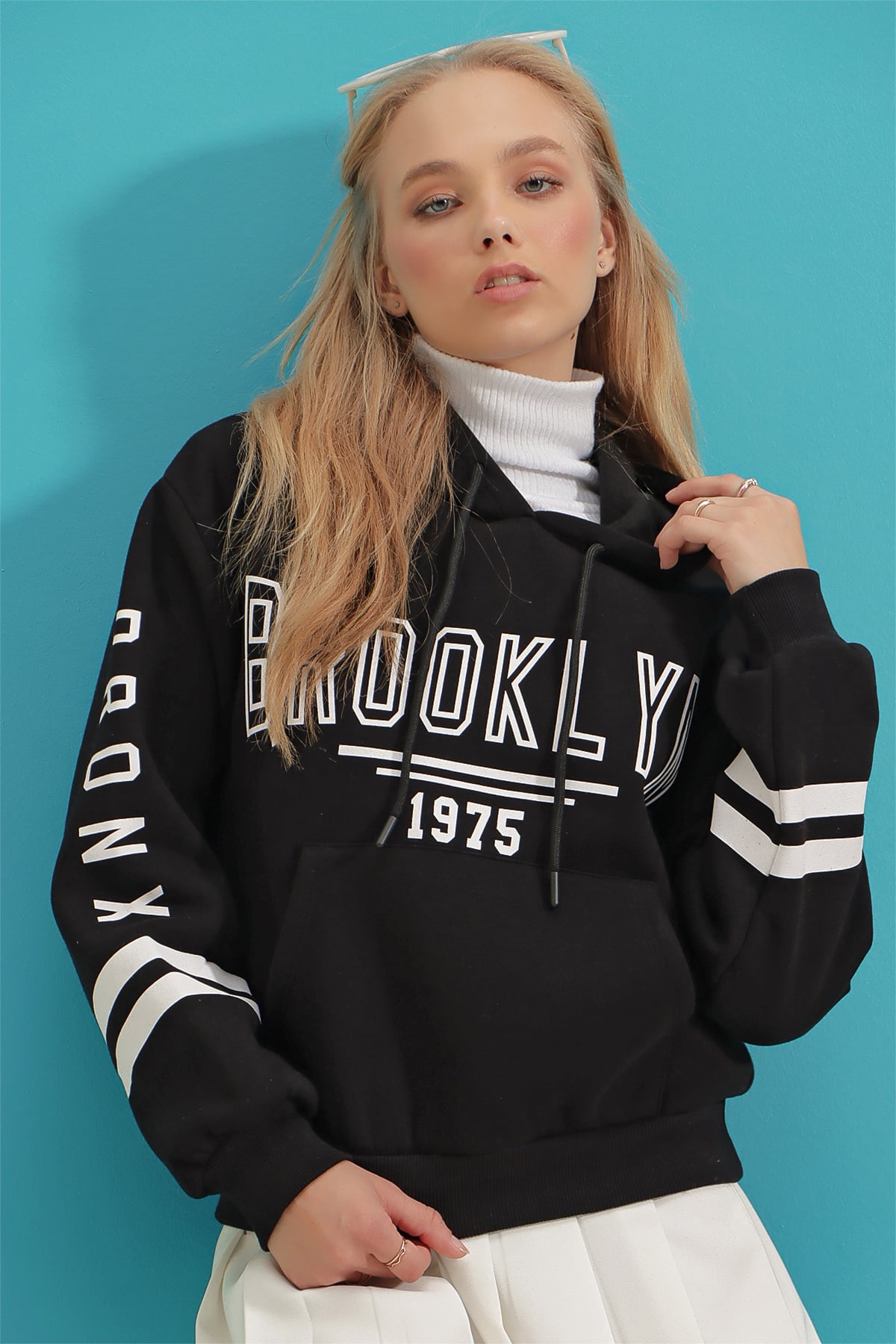 Kapüşonlu Kanguru Cepli İçi Önü Ve Kolları Baskılı Şardonlu Sweatshirt - Siyah