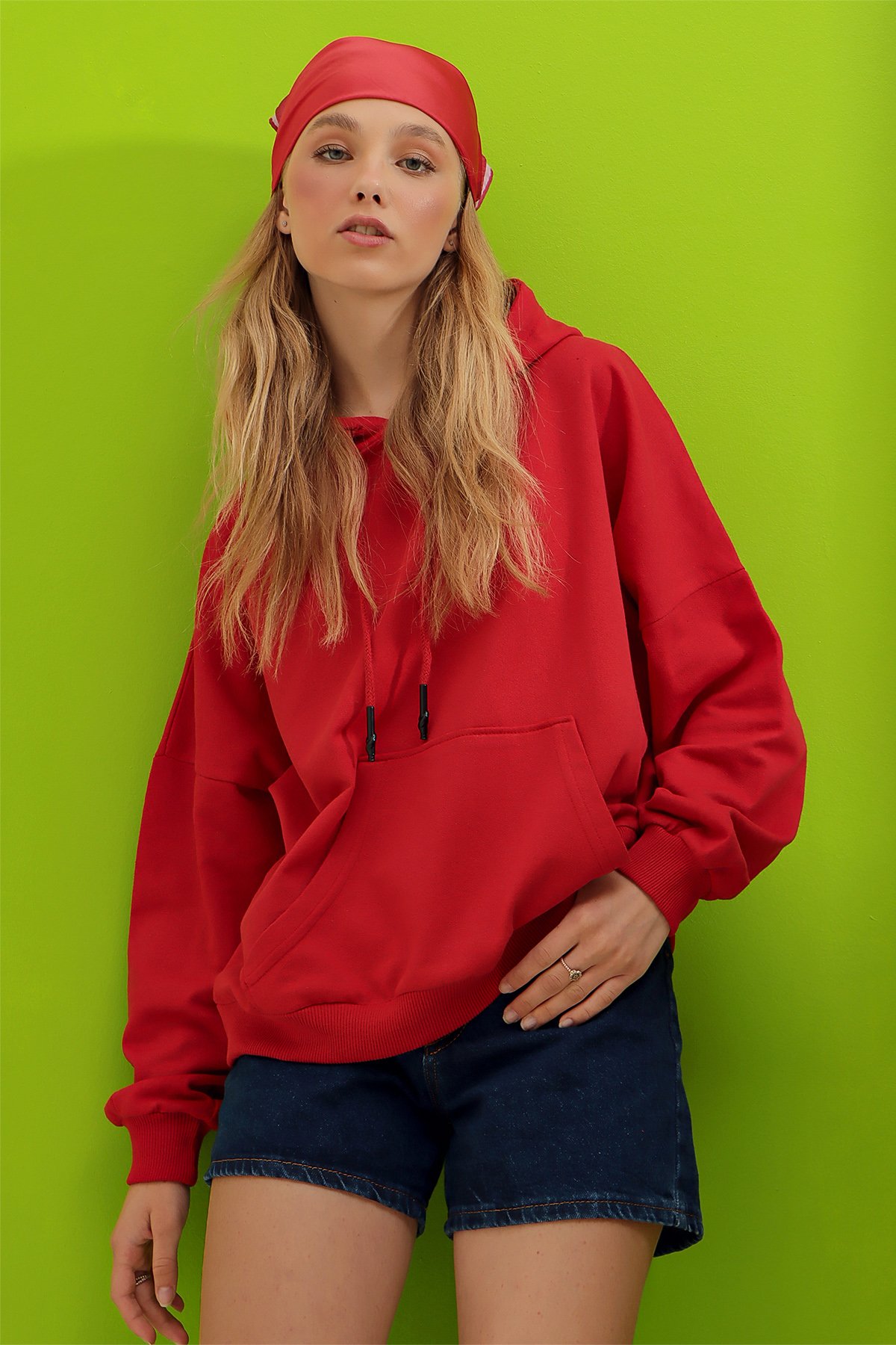 Kapüşonlu Kanguru Cepli İki İplik Sweatshirt - Kırmızı