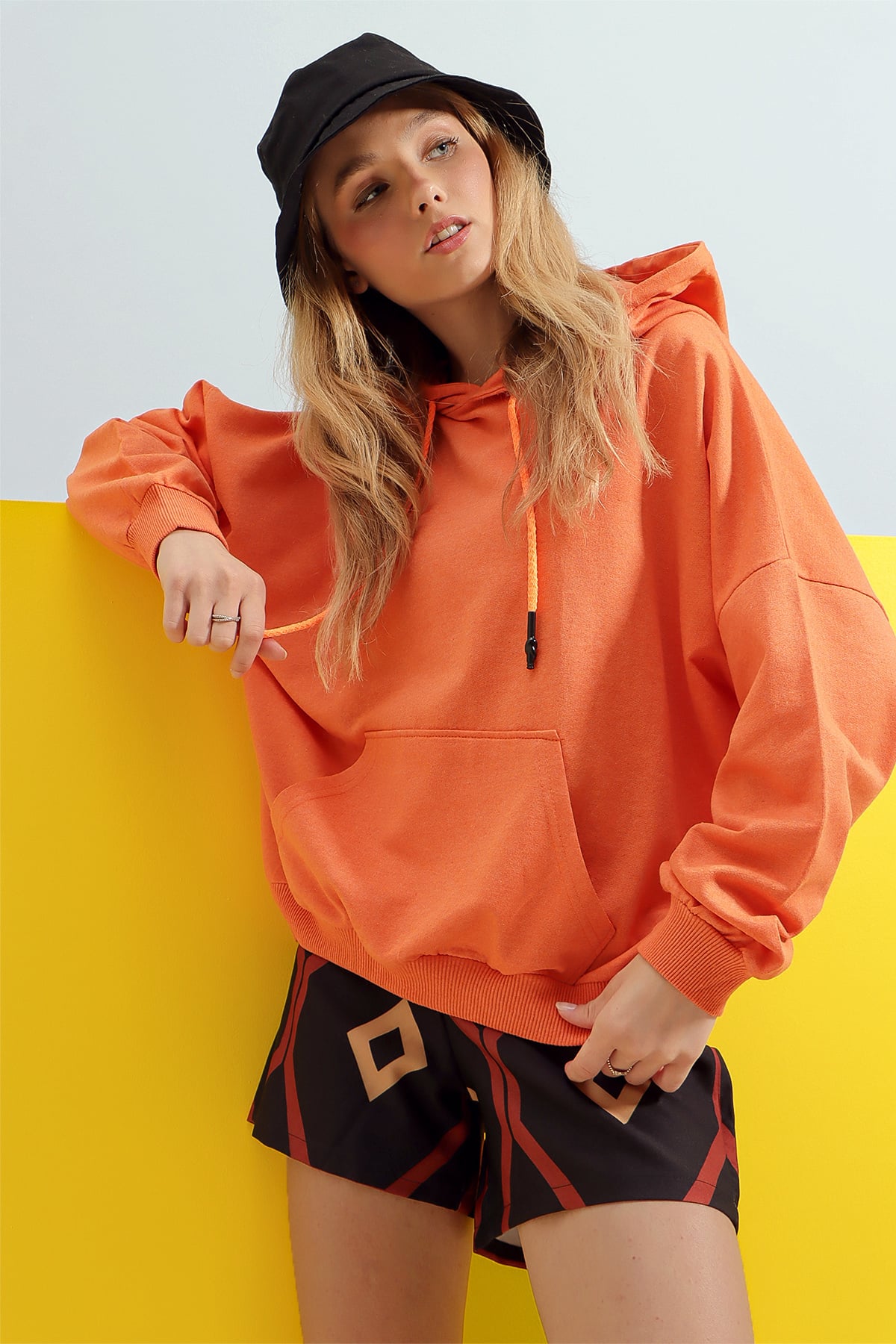 Kapüşonlu Kanguru Cepli İki İplik Sweatshirt - Turuncu