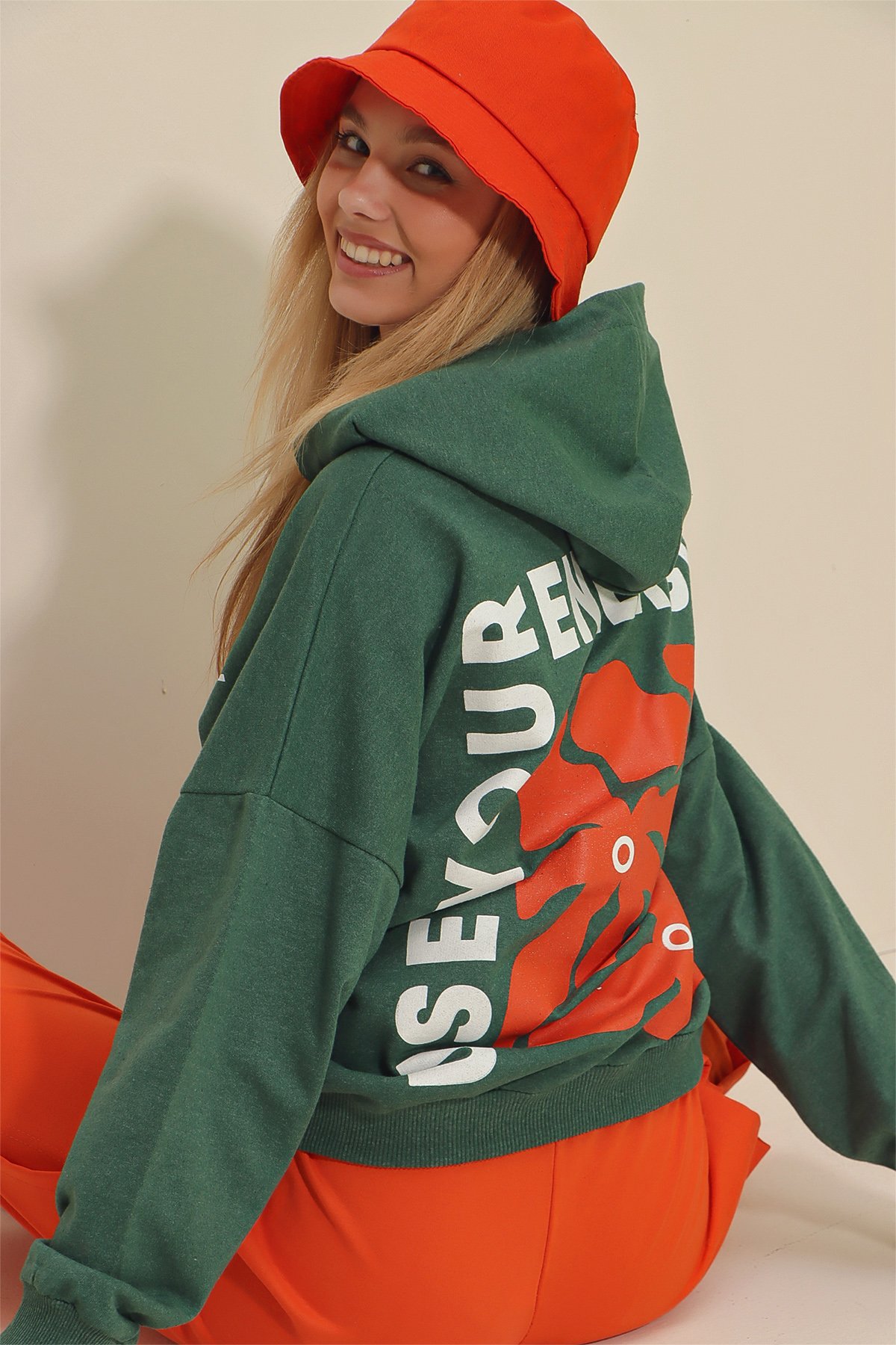 Kapüşonlu Ön Ve Arka Energy Baskılı Sweatshirt - Nefti Yeşili