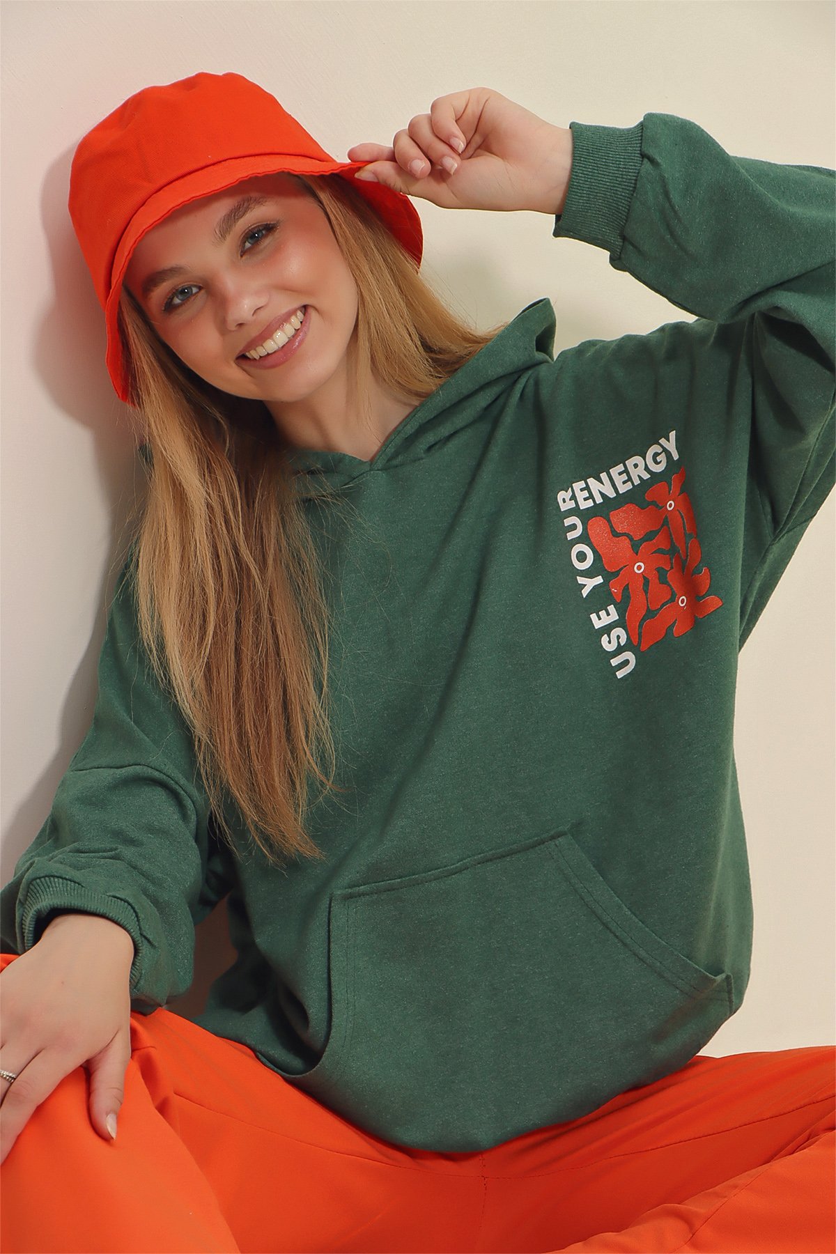 Kapüşonlu Ön Ve Arka Energy Baskılı Sweatshirt - Nefti Yeşili