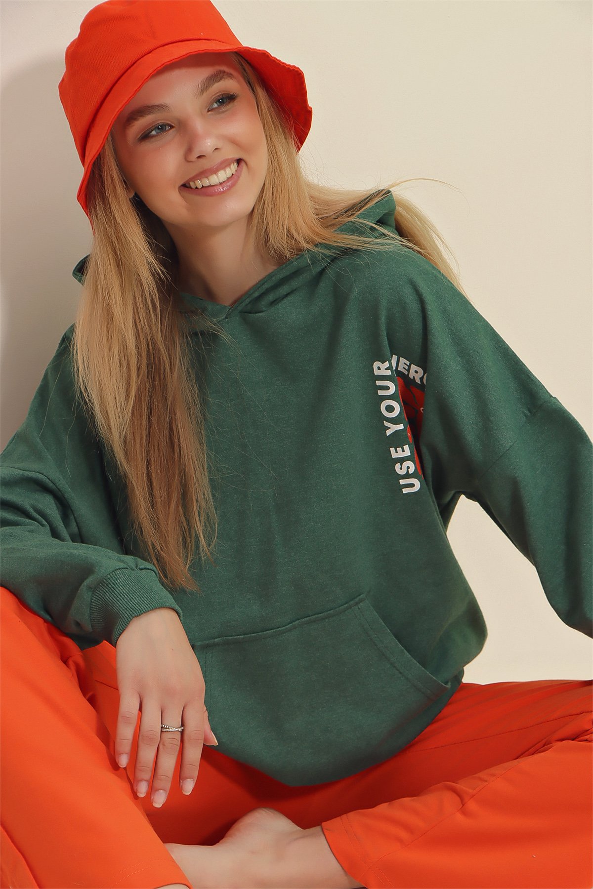 Kapüşonlu Ön Ve Arka Energy Baskılı Sweatshirt - Nefti Yeşili