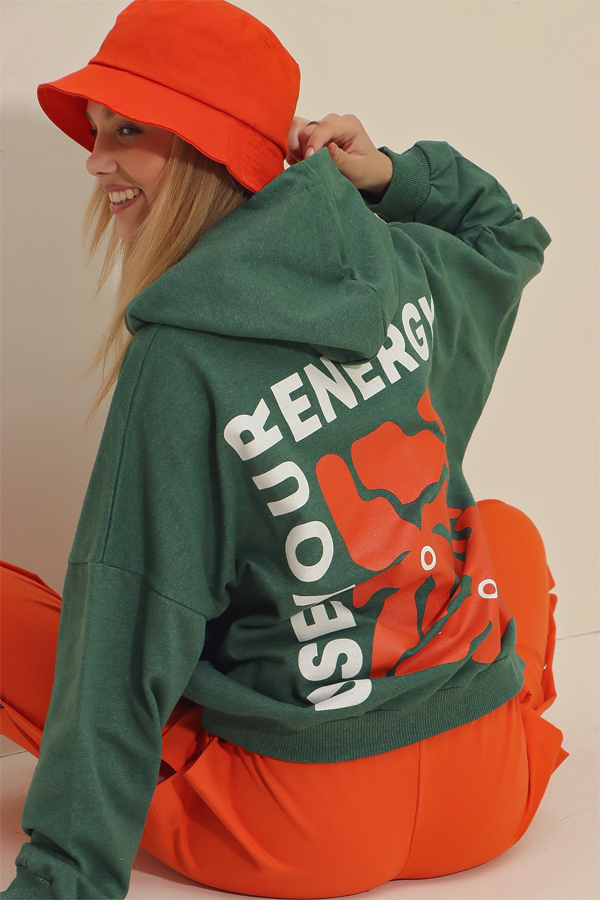 Kapüşonlu Ön Ve Arka Energy Baskılı Sweatshirt - Nefti Yeşili
