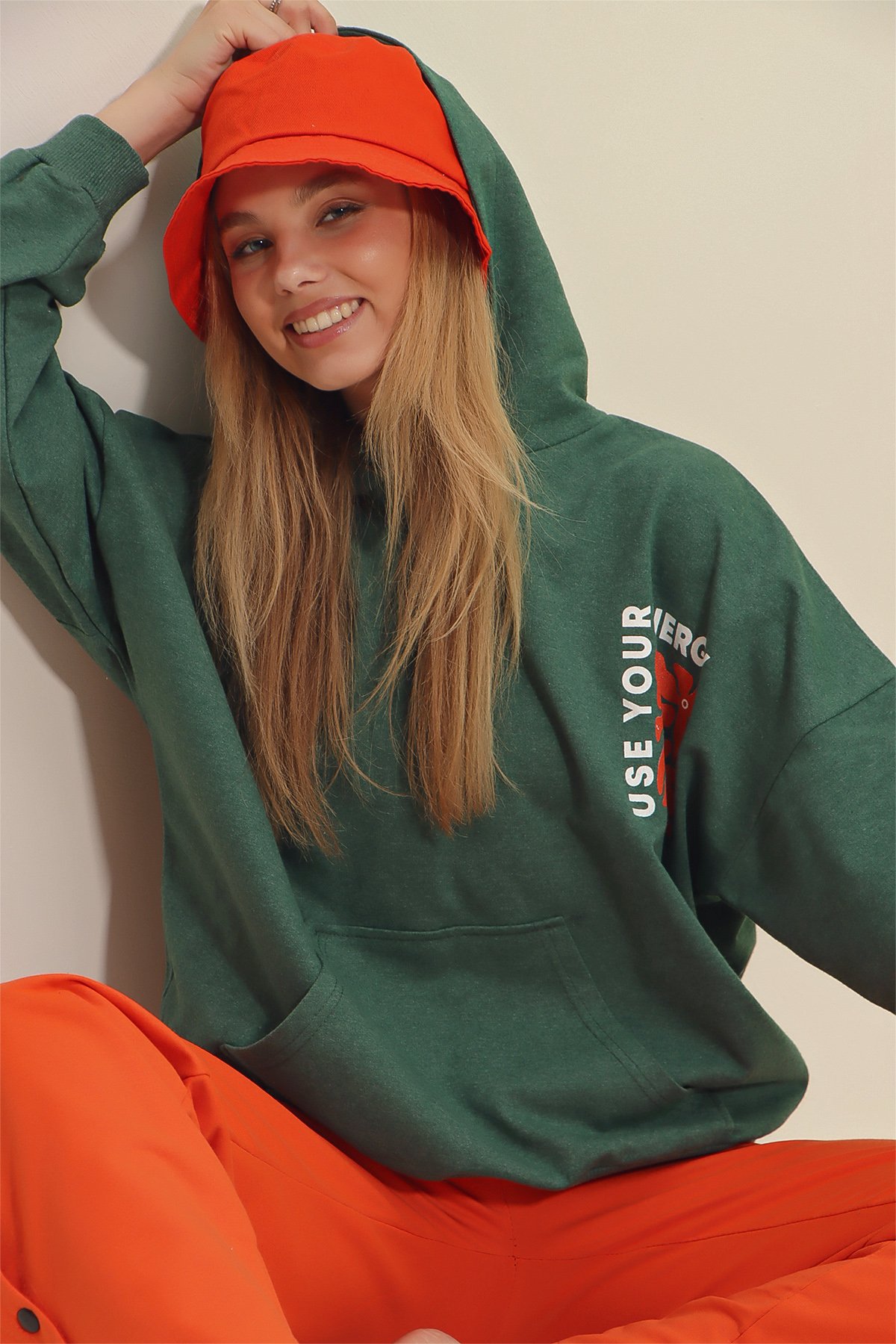 Kapüşonlu Ön Ve Arka Energy Baskılı Sweatshirt - Nefti Yeşili