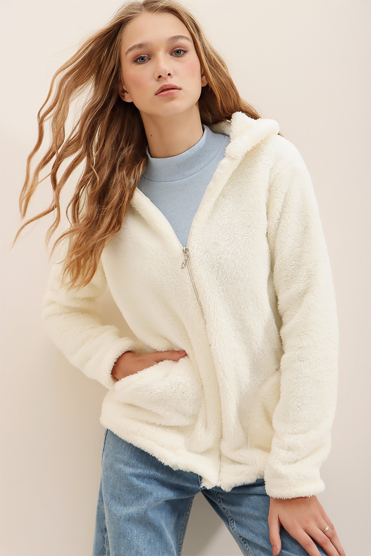 Kapüşonlu Önü Fermuarlı Çift Cepli Oversize Peluş Sweatshirt - Ekru