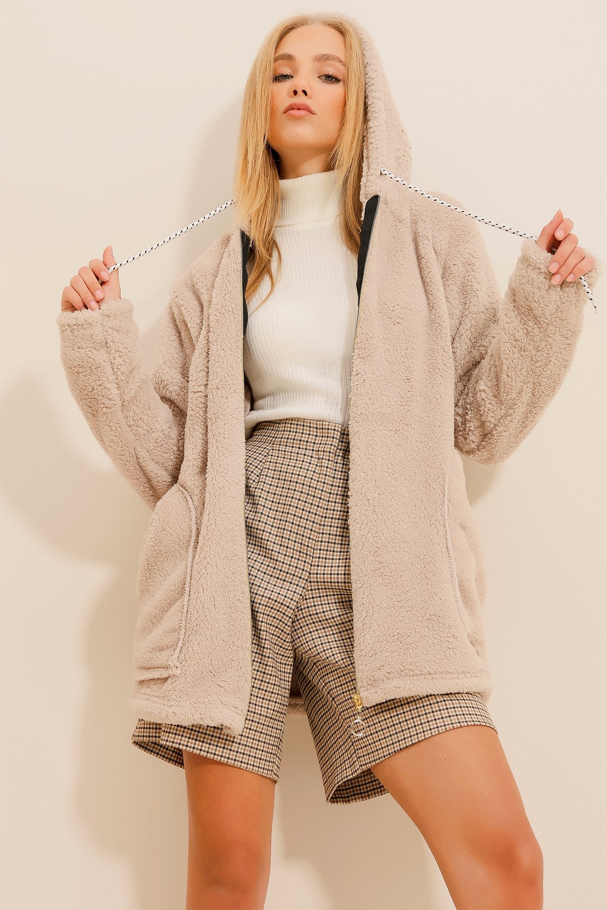 Kapüşonlu Önü Fermuarlı Çift Cepli Oversize Peluş Sweatshirt - Bej