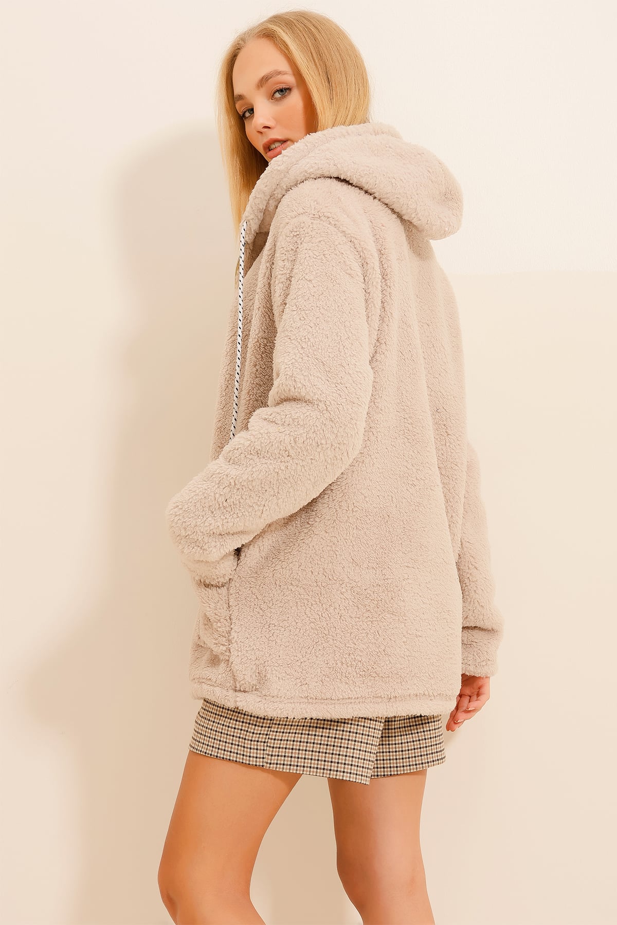 Kapüşonlu Önü Fermuarlı Çift Cepli Oversize Peluş Sweatshirt - Bej