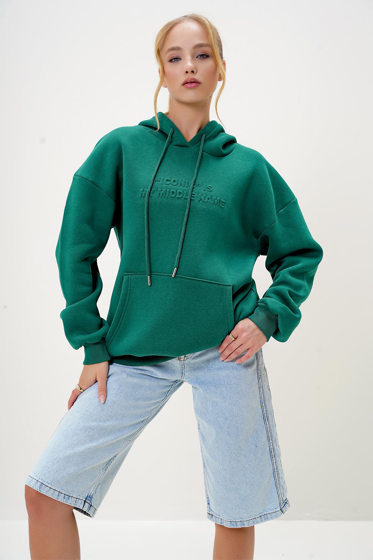 KAPÜŞONLU ÖNÜ KABARTMA YAZILI ÜÇ İPLİK ŞARDONLU SWEATSHIRT - Yeşil