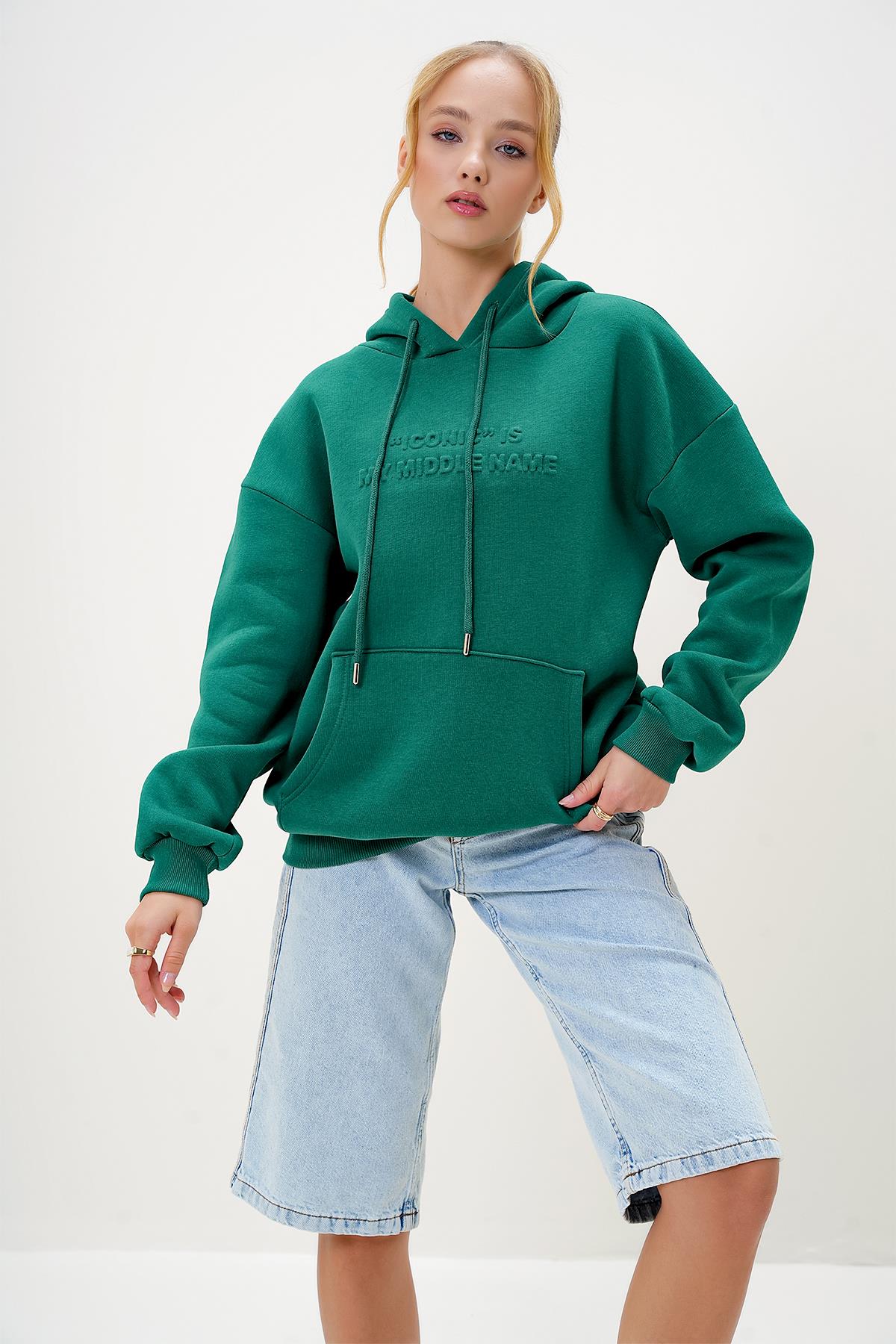 KAPÜŞONLU ÖNÜ KABARTMA YAZILI ÜÇ İPLİK ŞARDONLU SWEATSHIRT - Yeşil