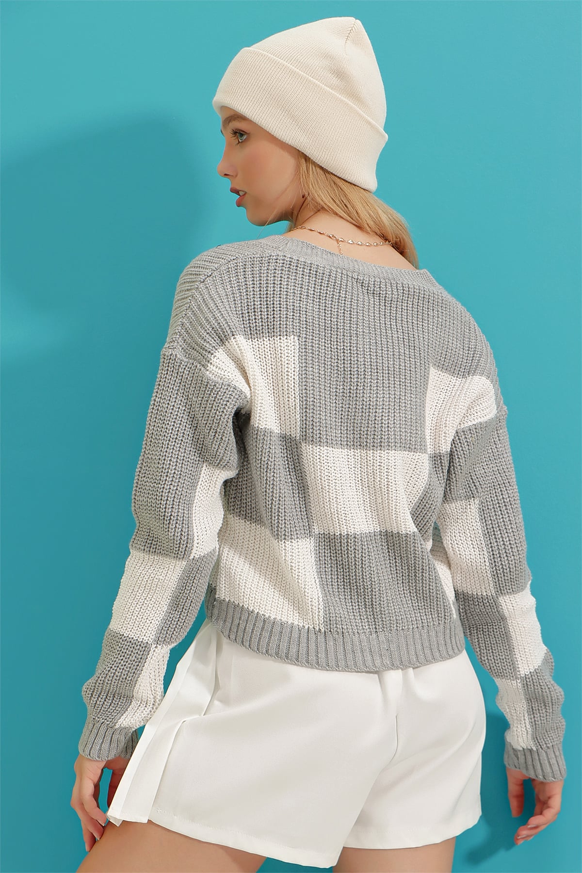 Kare Desenli Crop Hırka - Gri