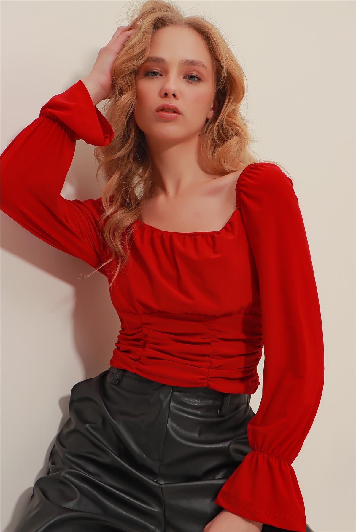 Kare Yaka Beli Büzgü Detaylı Kolları Fırfırlı Sandy Crop Bluz - Kırmızı