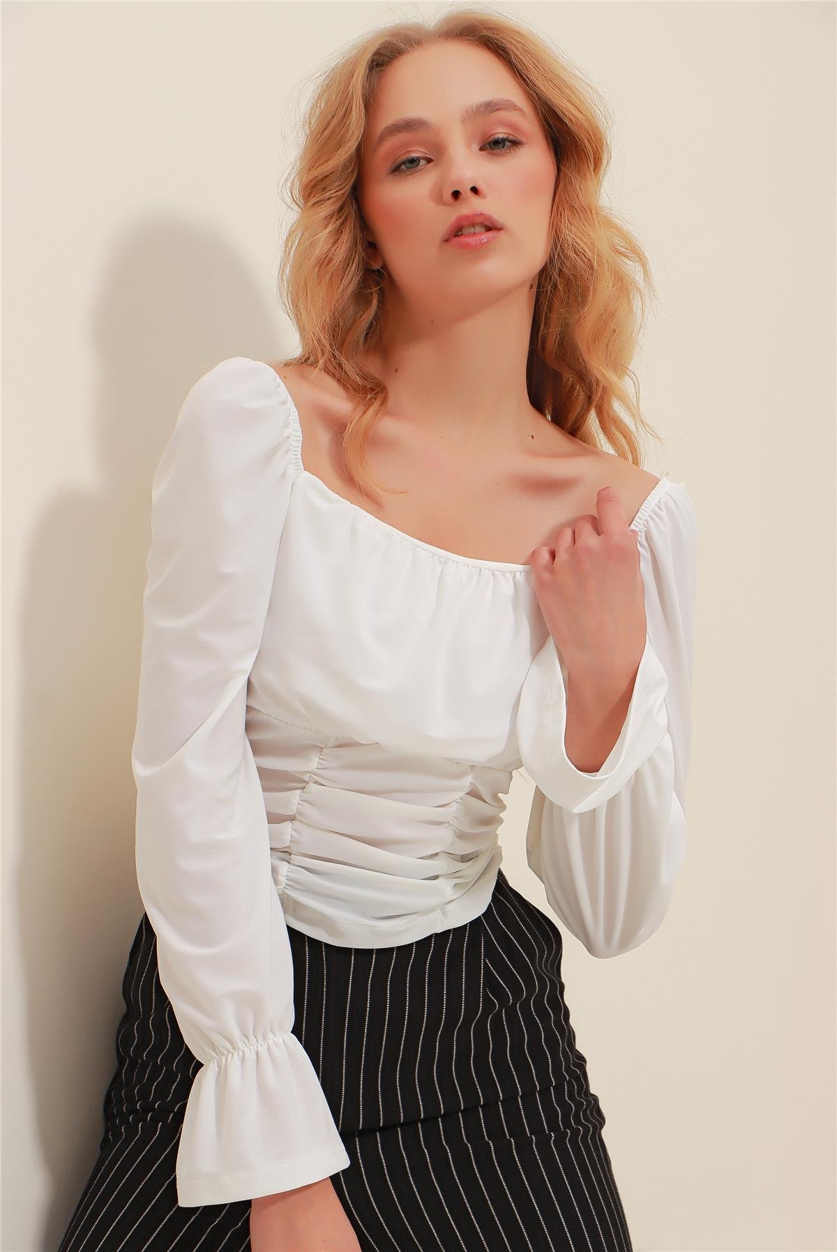 Kare Yaka Beli Büzgü Detaylı Kolları Fırfırlı Sandy Crop Bluz - Beyaz