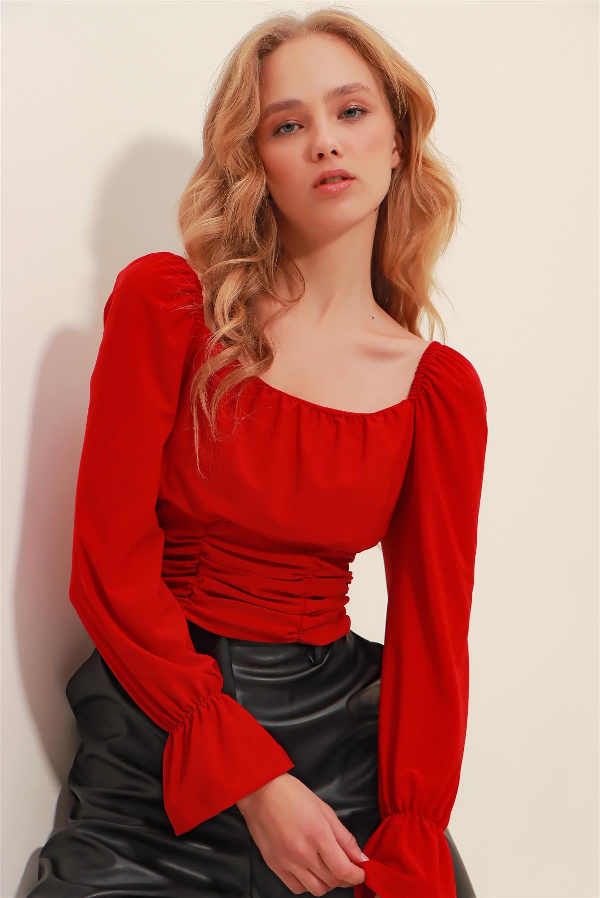 Kare Yaka Beli Büzgü Detaylı Kolları Fırfırlı Sandy Crop Bluz - Kırmızı