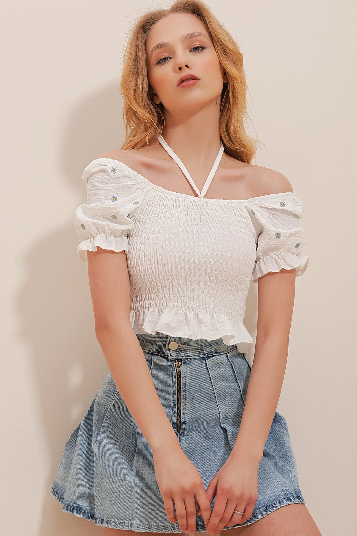 Kare Yaka Çiçek Nakışlı Balon Kol Önü Gipeli Crop Bluz - BEYAZ